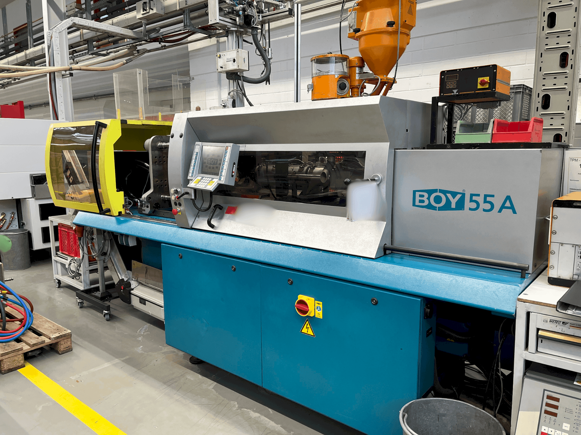 Prikaz stroja BOY 55A sprijeda