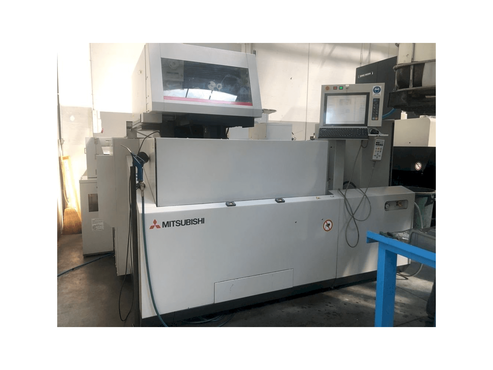 Prikaz stroja Mitsubishi MV2400S sprijeda