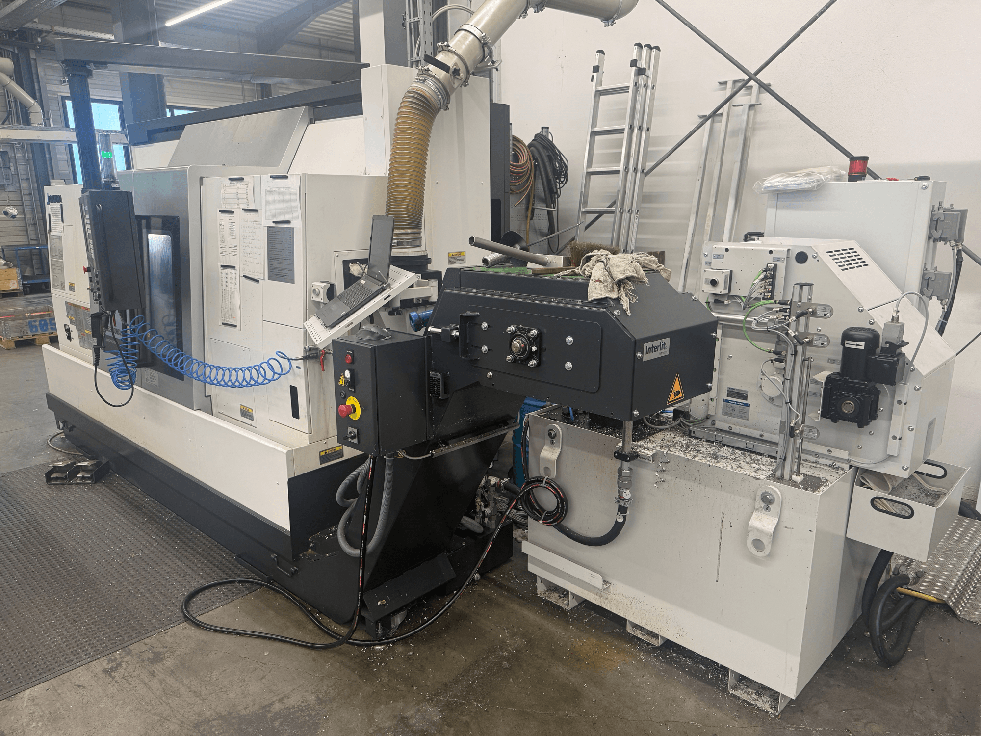 Horizontalni tokarski stroj Okuma LB3000II-MYC 950, prednji pogled, prikaz upravljačke ploče i sustava rashladnog sredstva.