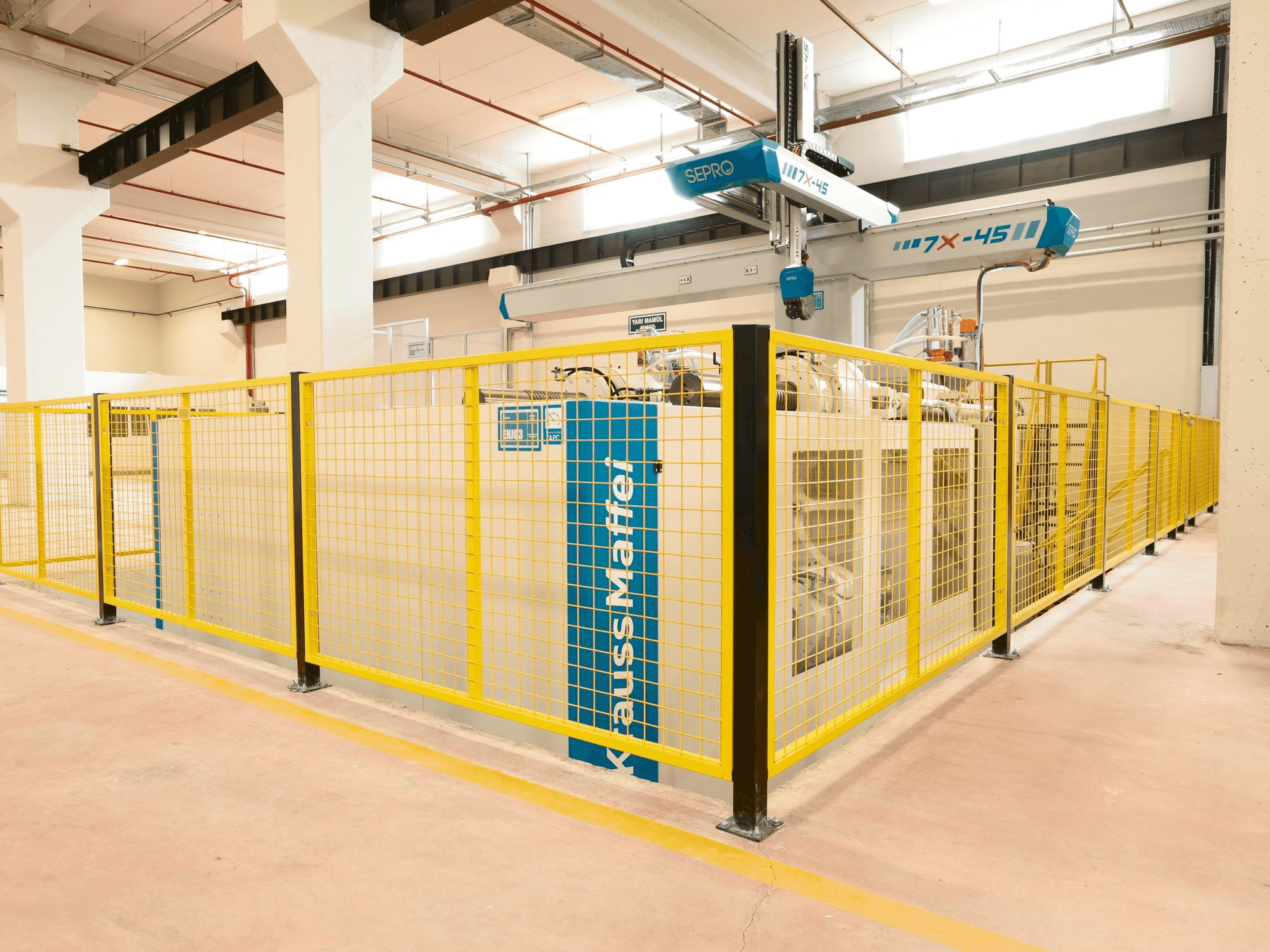 Prikaz stroja Krauss Maffei 1300/8100 MX sprijeda