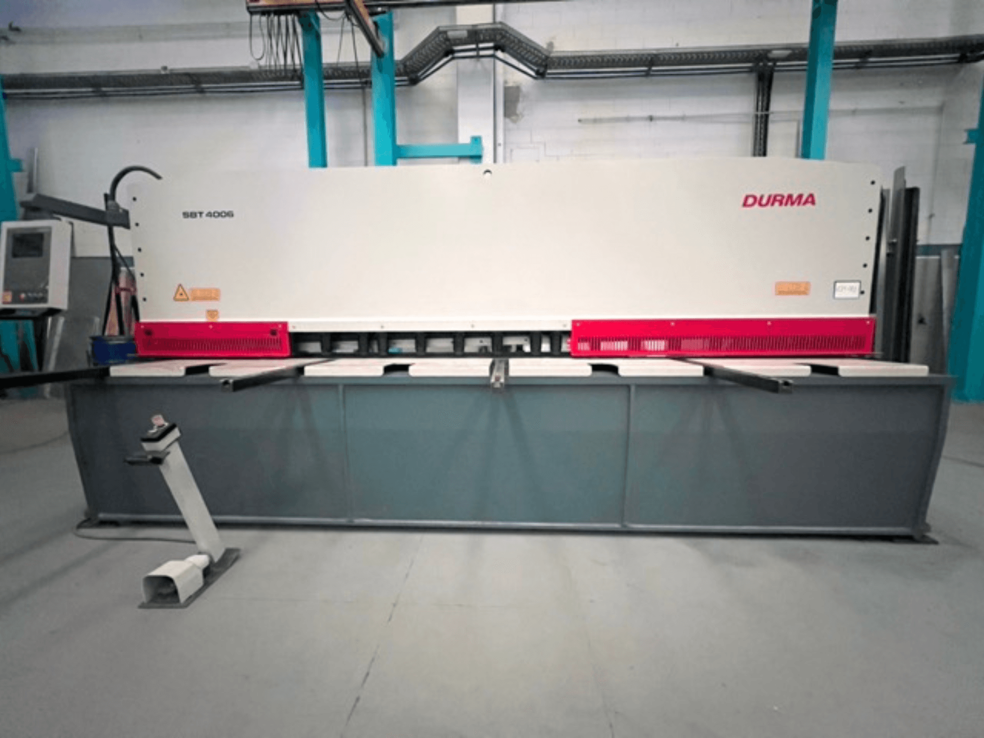 CNC stroj za rezanje Durma SBT 4006 u prednjem pogledu, sa sivom bazom i crvenim detaljima, spreman za rad u tvorničkom okruženju.