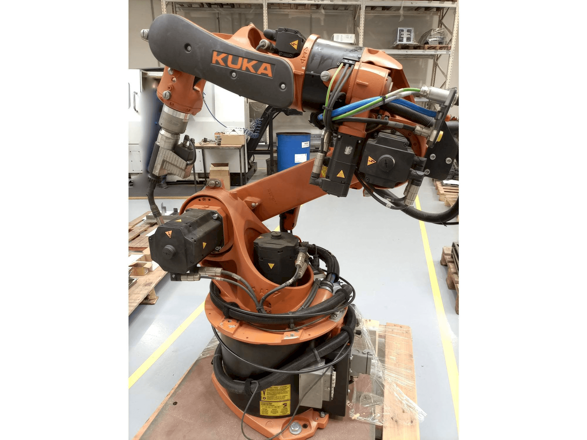 Prikaz stroja KUKA KR16 ARC HW sprijeda