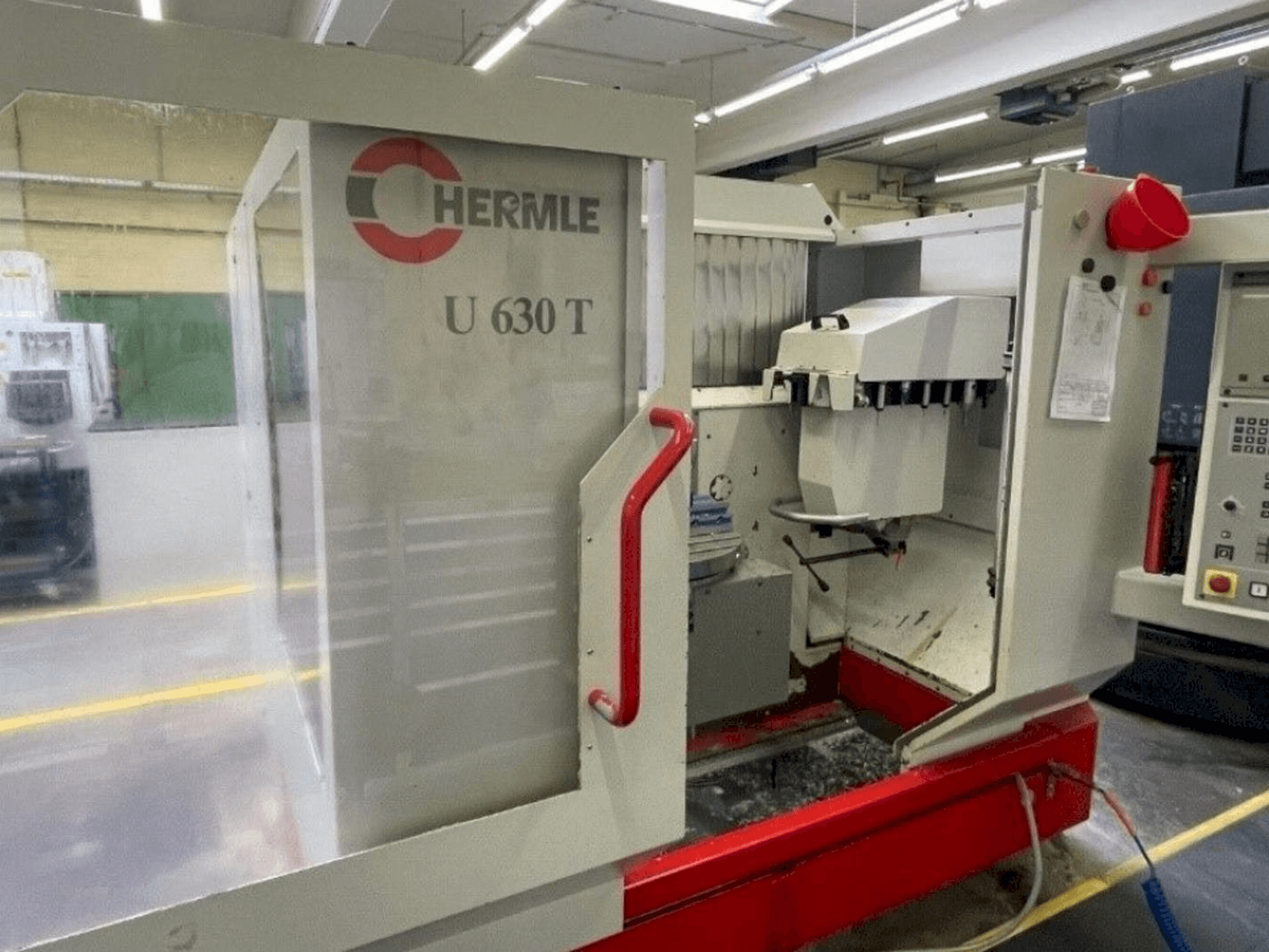 Prikaz stroja HERMLE U630T sprijeda
