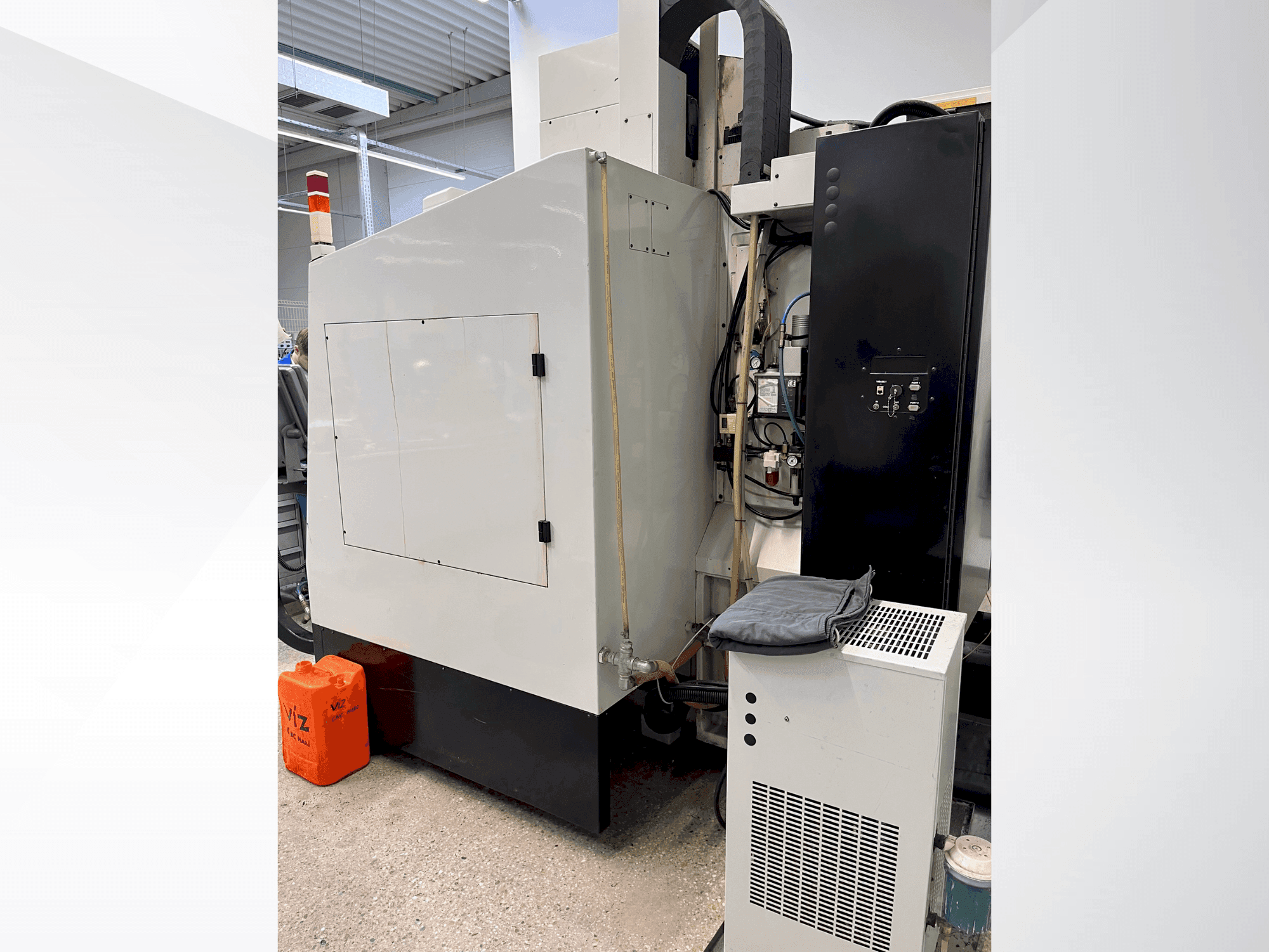 Prikaz stroja Hurco VMX24S straga