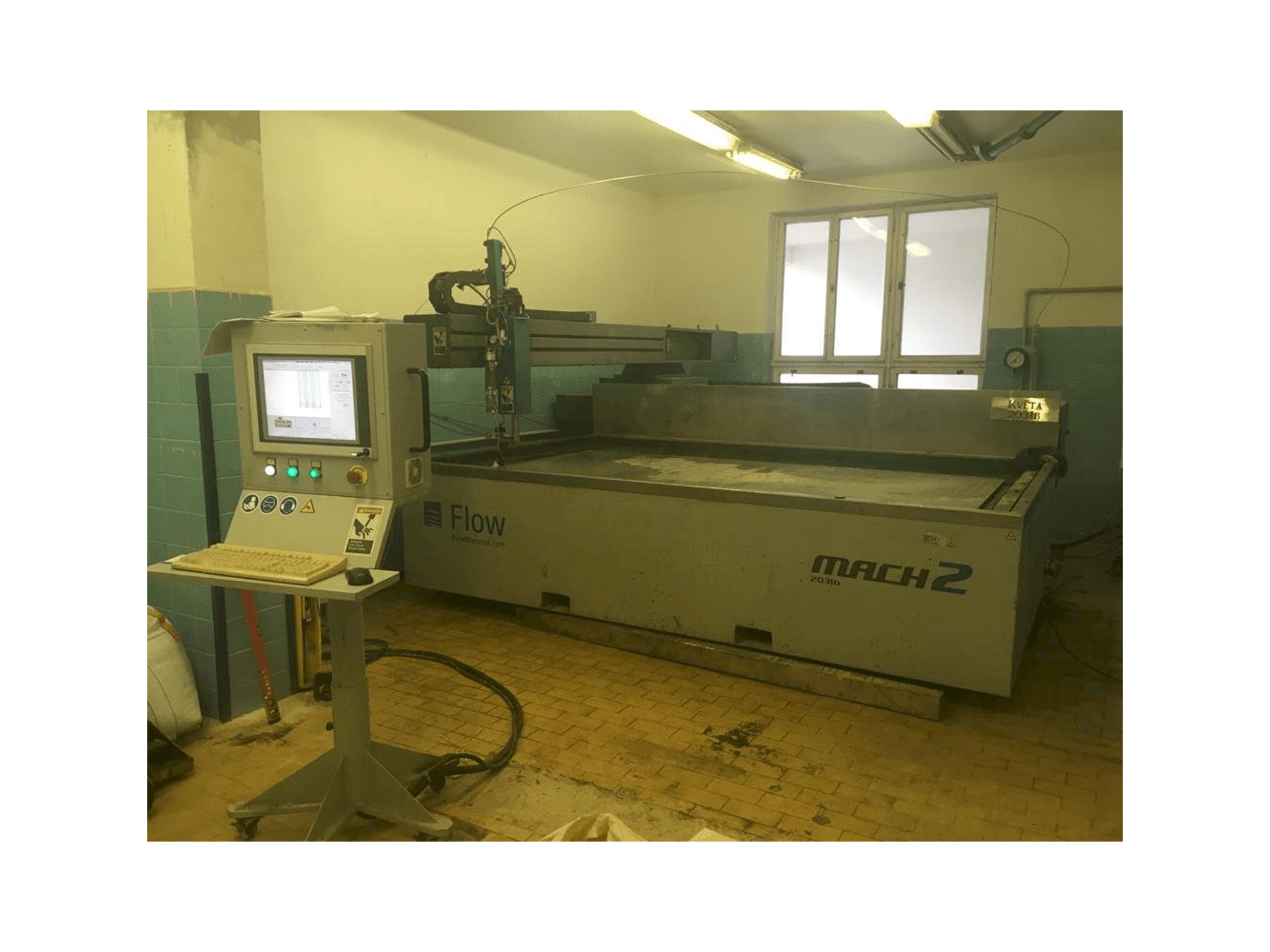 Prikaz stroja Flow Mach 2-3120b sprijeda
