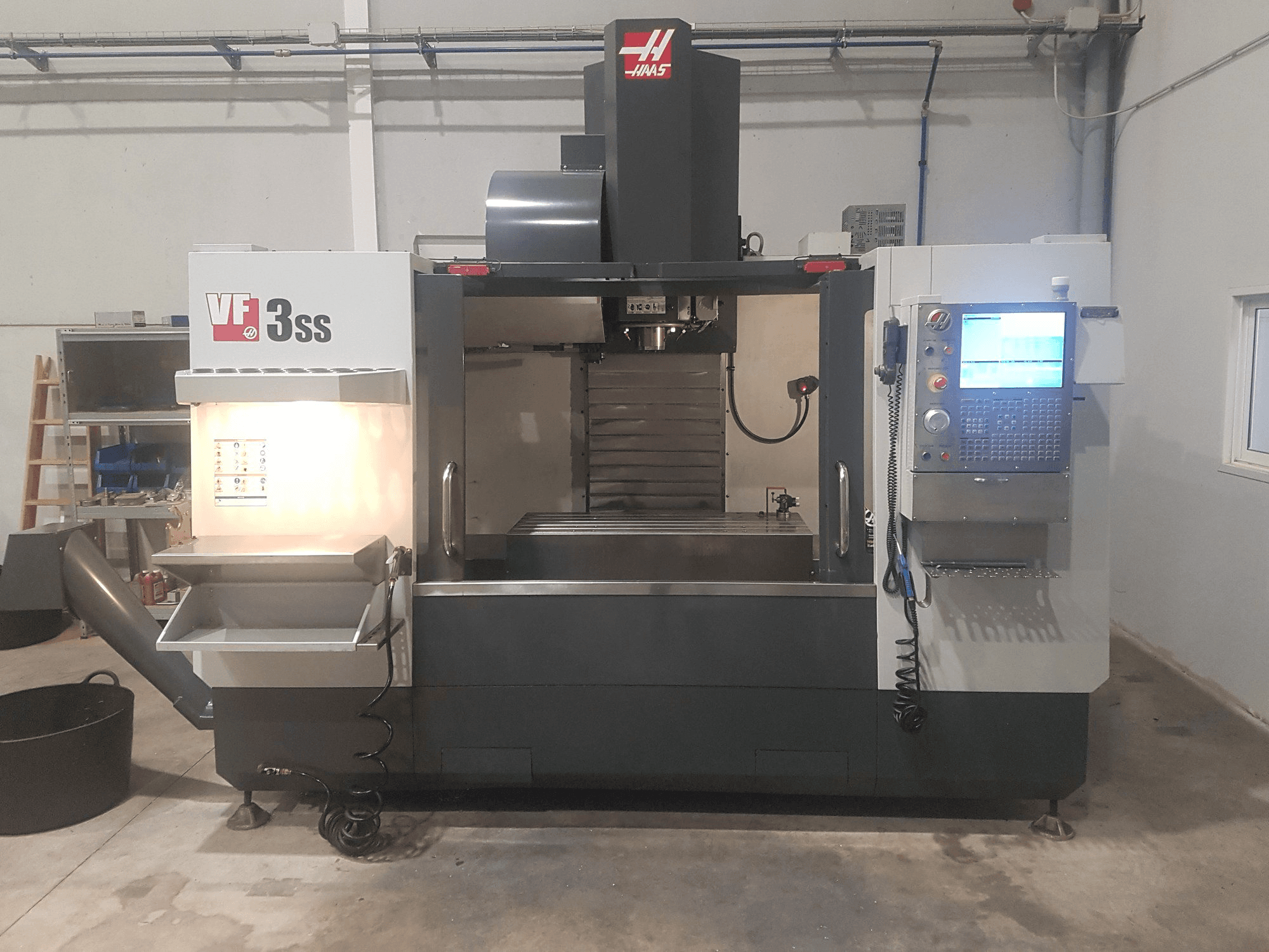 Prikaz stroja HAAS VF- 3SS sprijeda