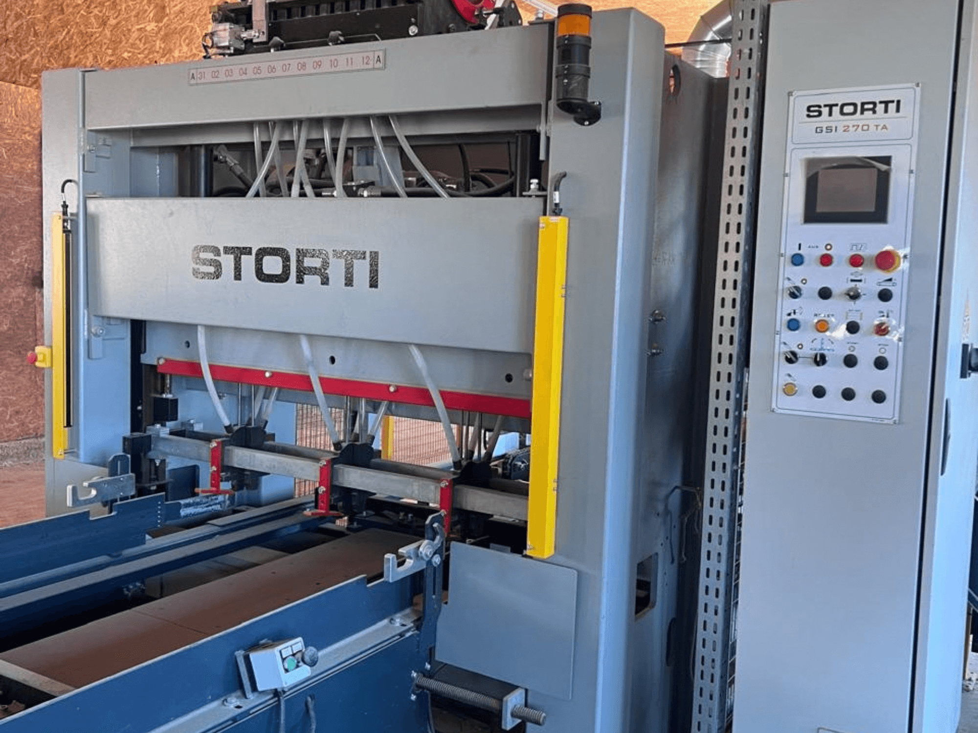 STORTI GSI 170-270 TA9 proizvodna linija za drvo, prednji pogled s prikazom upravljačke ploče i mehanizama hidraulične preše.
