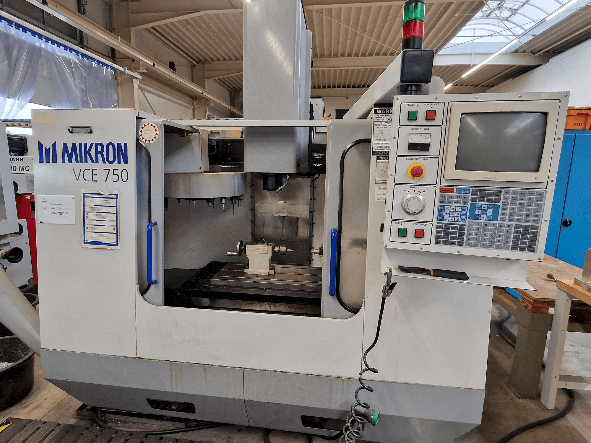 Prikaz stroja MIKRON Vce 750 sprijeda