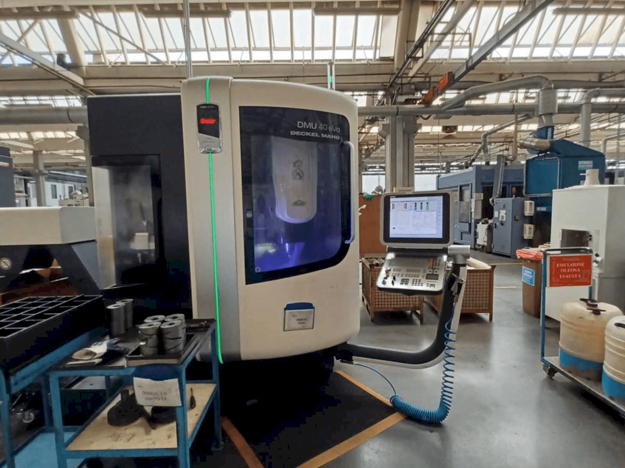 Prikaz stroja DMG DMU 40 evo sprijeda