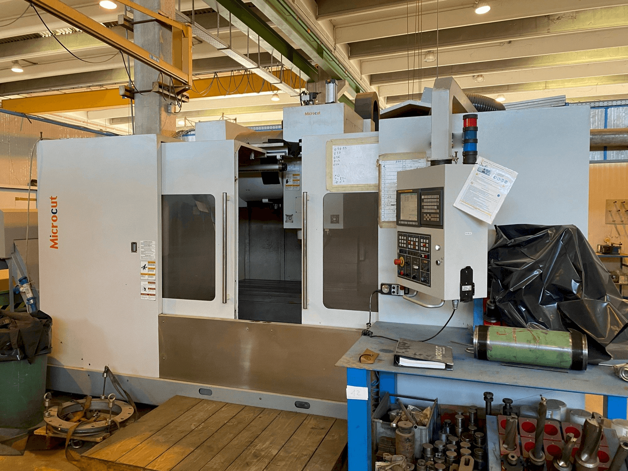 Prikaz stroja MICROCUT VMC-1600F sprijeda