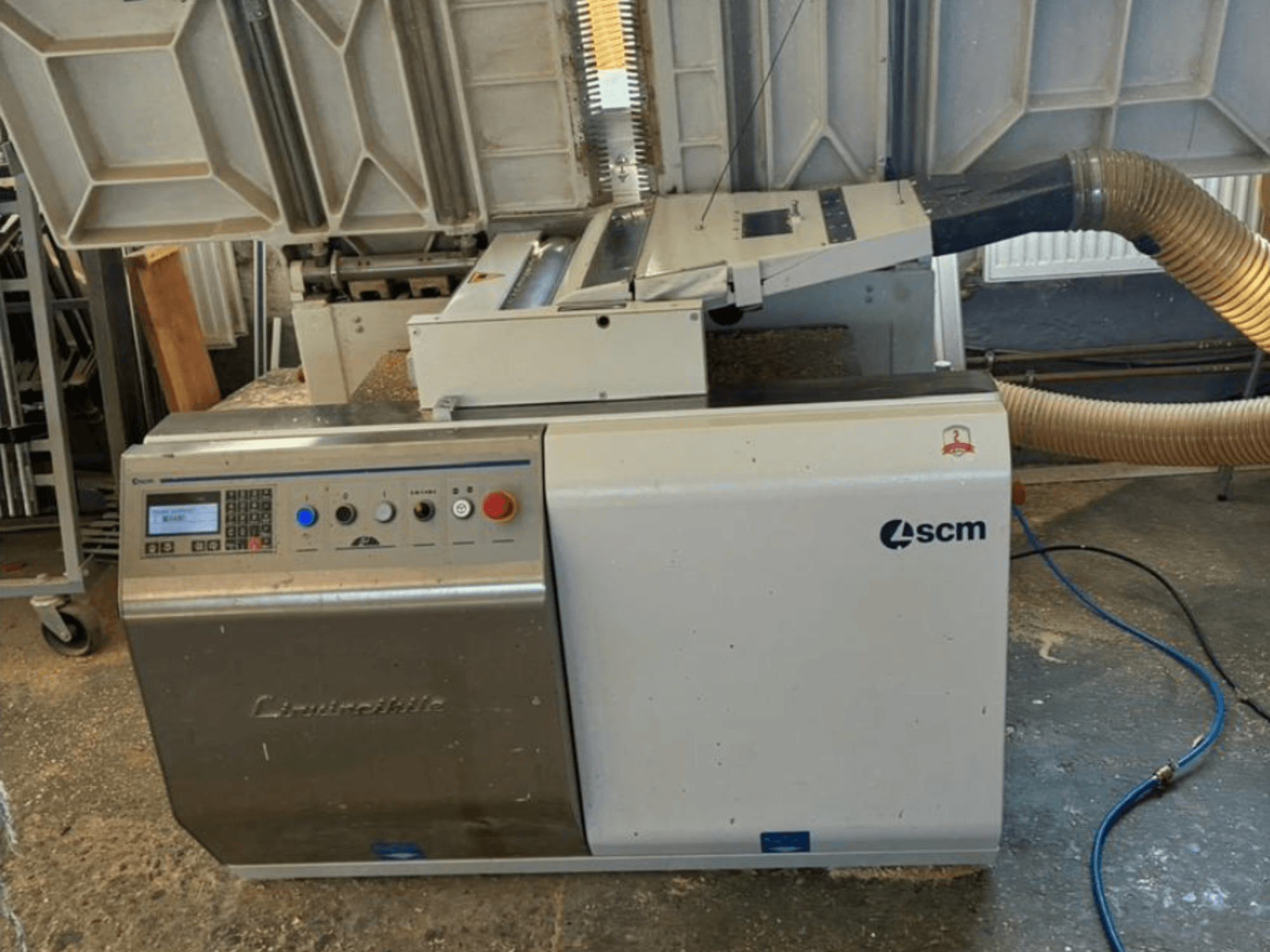 SCM Centauro stroj za rubno lijepljenje u prednjem pogledu, s upravljačkom pločom, usisnim crijevom i otvorenim radnim prostorom za nanošenje rubova.