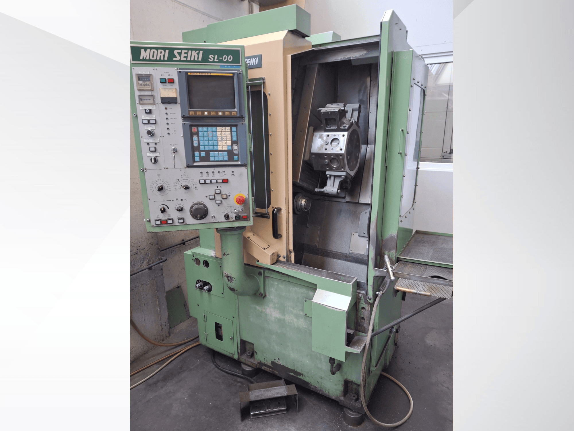 Horizontalni tokarski stroj DMG Mori Seiki SL-00, s prikazom upravljačke ploče i otvorenog prednjeg pogleda na radno područje s vidljivim obratkom.