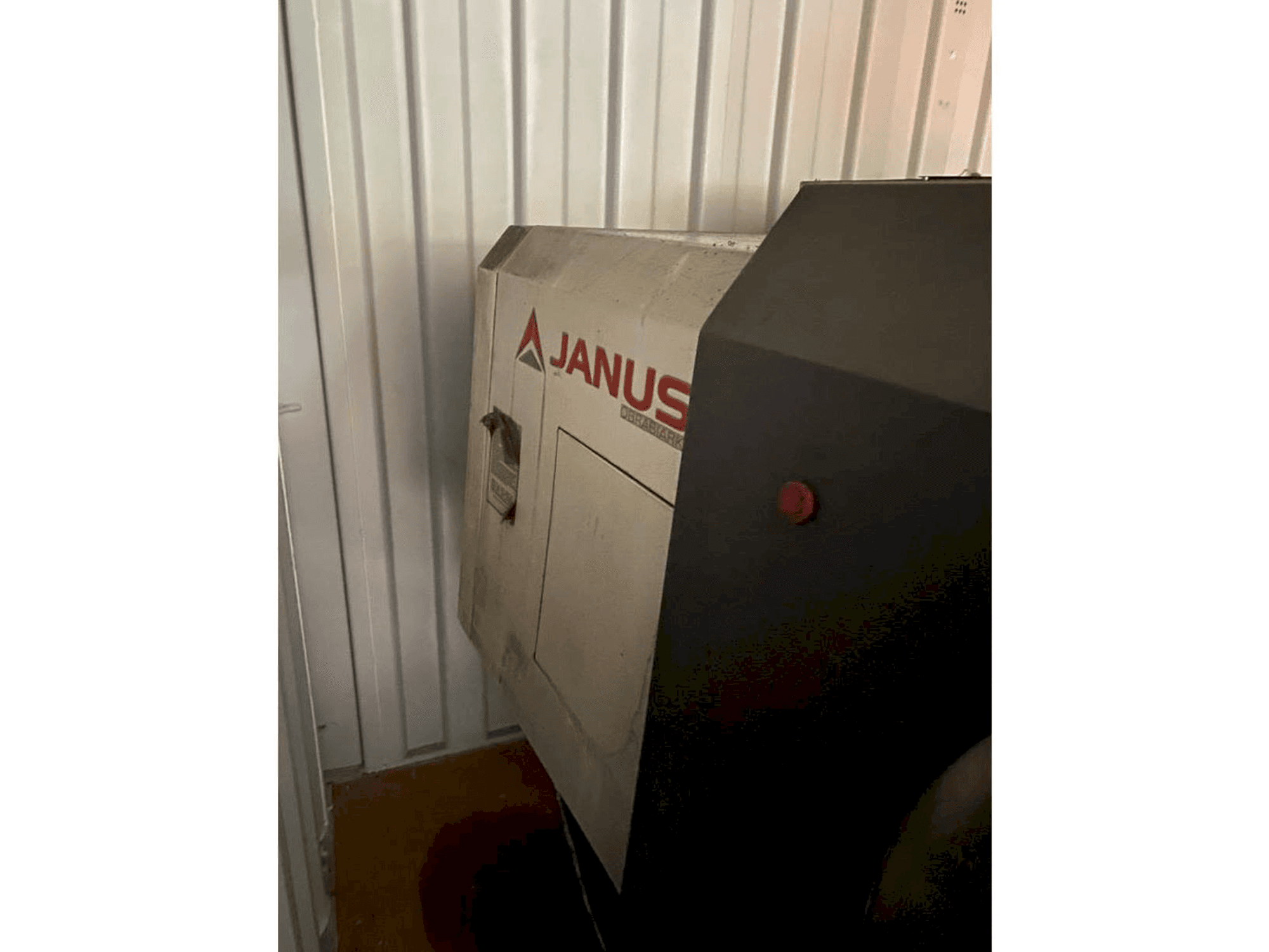 Prikaz stroja JANUS TK610/1350 CNC sprijeda