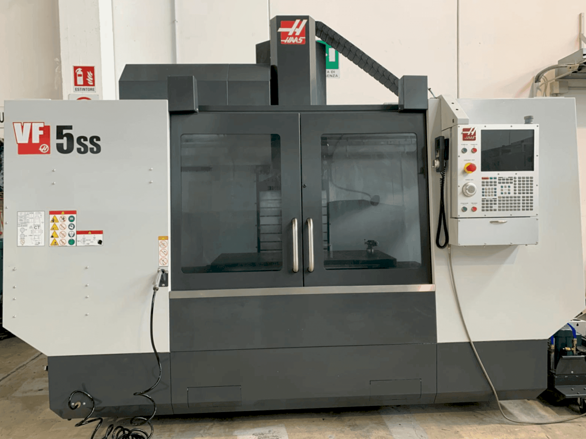 Prikaz stroja HAAS VF5SS sprijeda