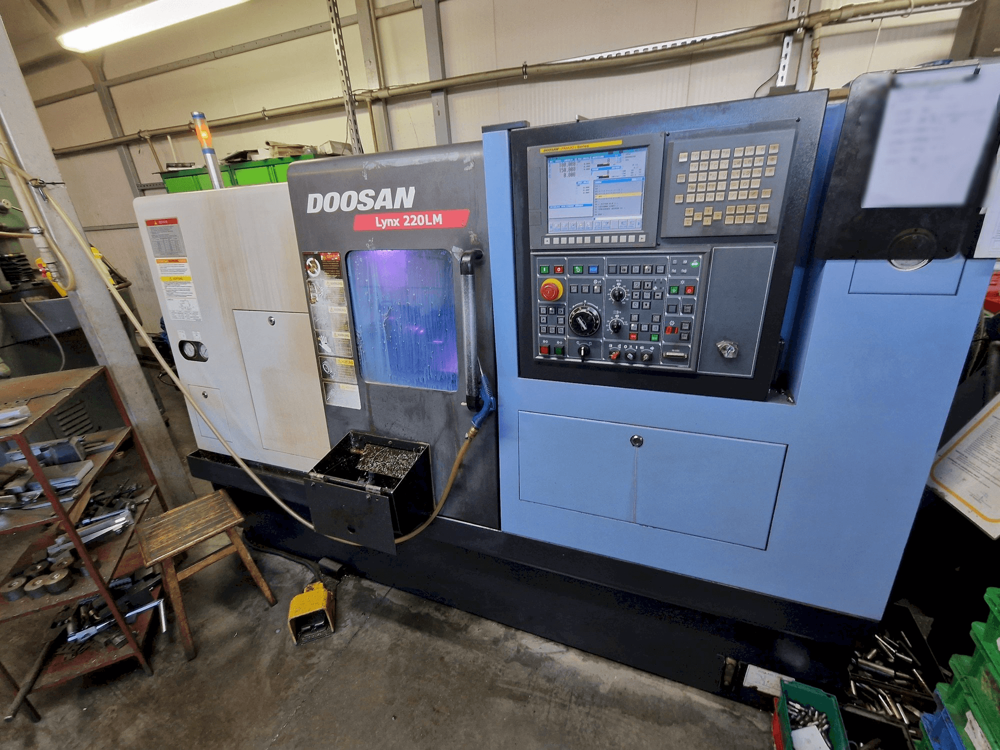 Prikaz stroja Doosan LYNX 220 LMC sprijeda