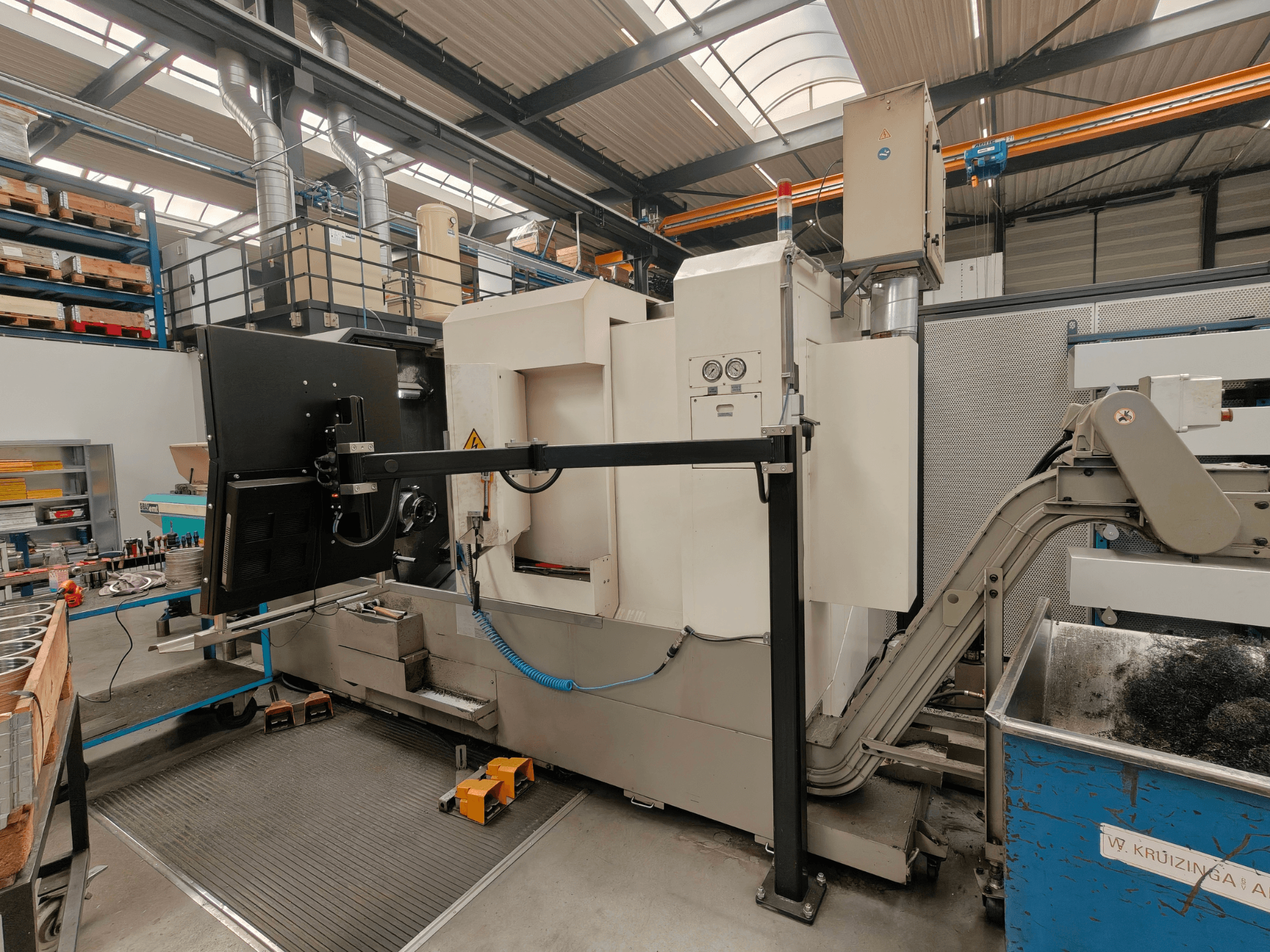 Horizontalni tokarski stroj Victor Vturn A26, bočni pogled, s upravljačkom pločom, transporterom strugotine i industrijskim radnim prostorom.