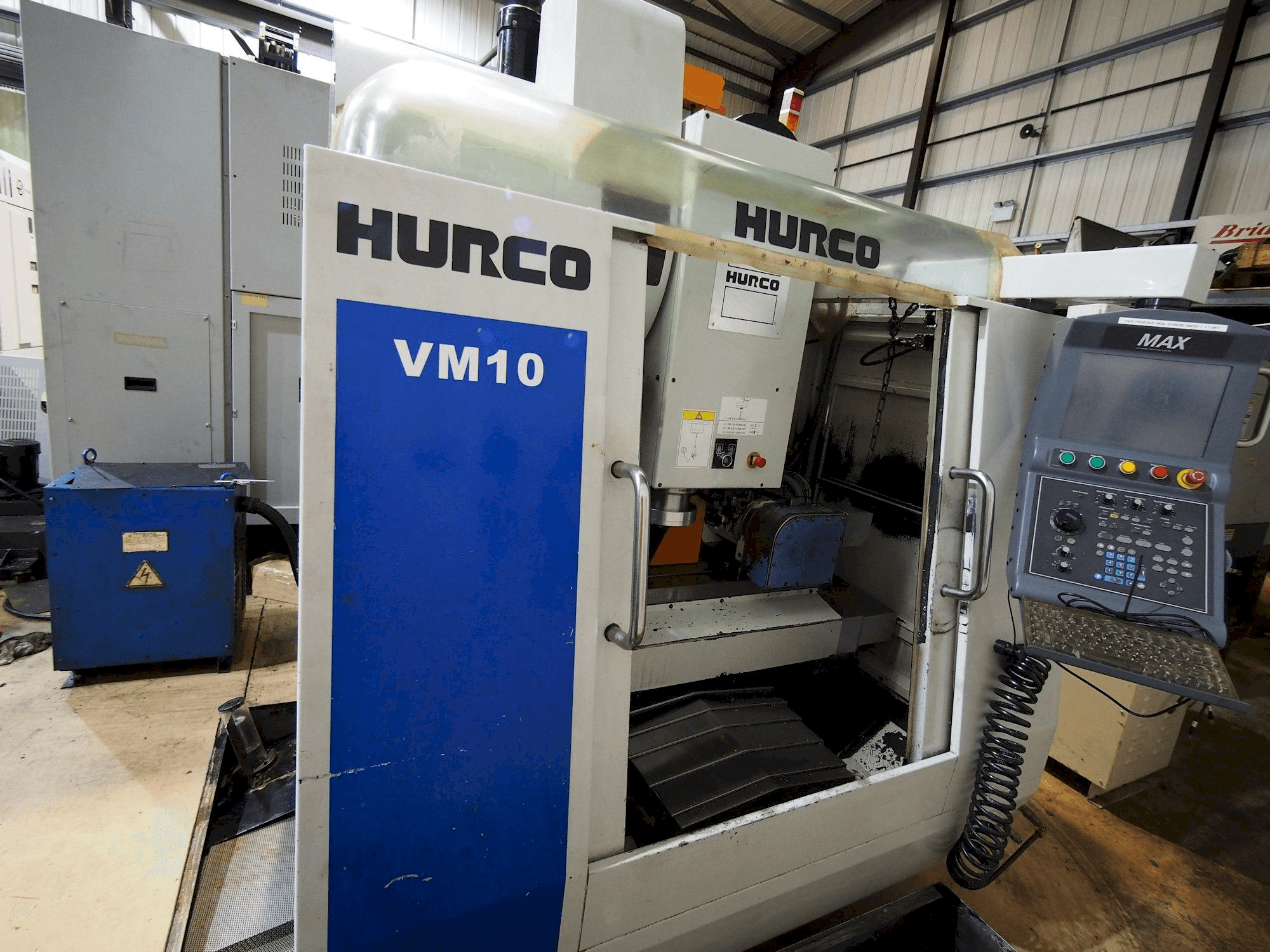 Prikaz stroja Hurco VM10 sprijeda