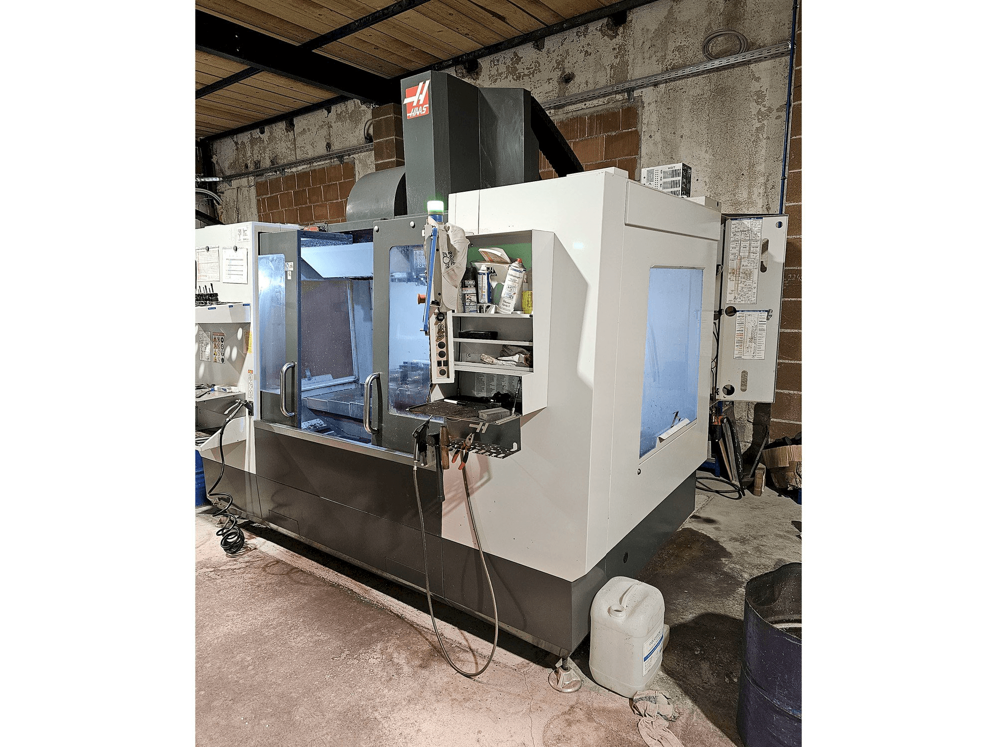 Prikaz stroja HAAS VM3 sprijeda