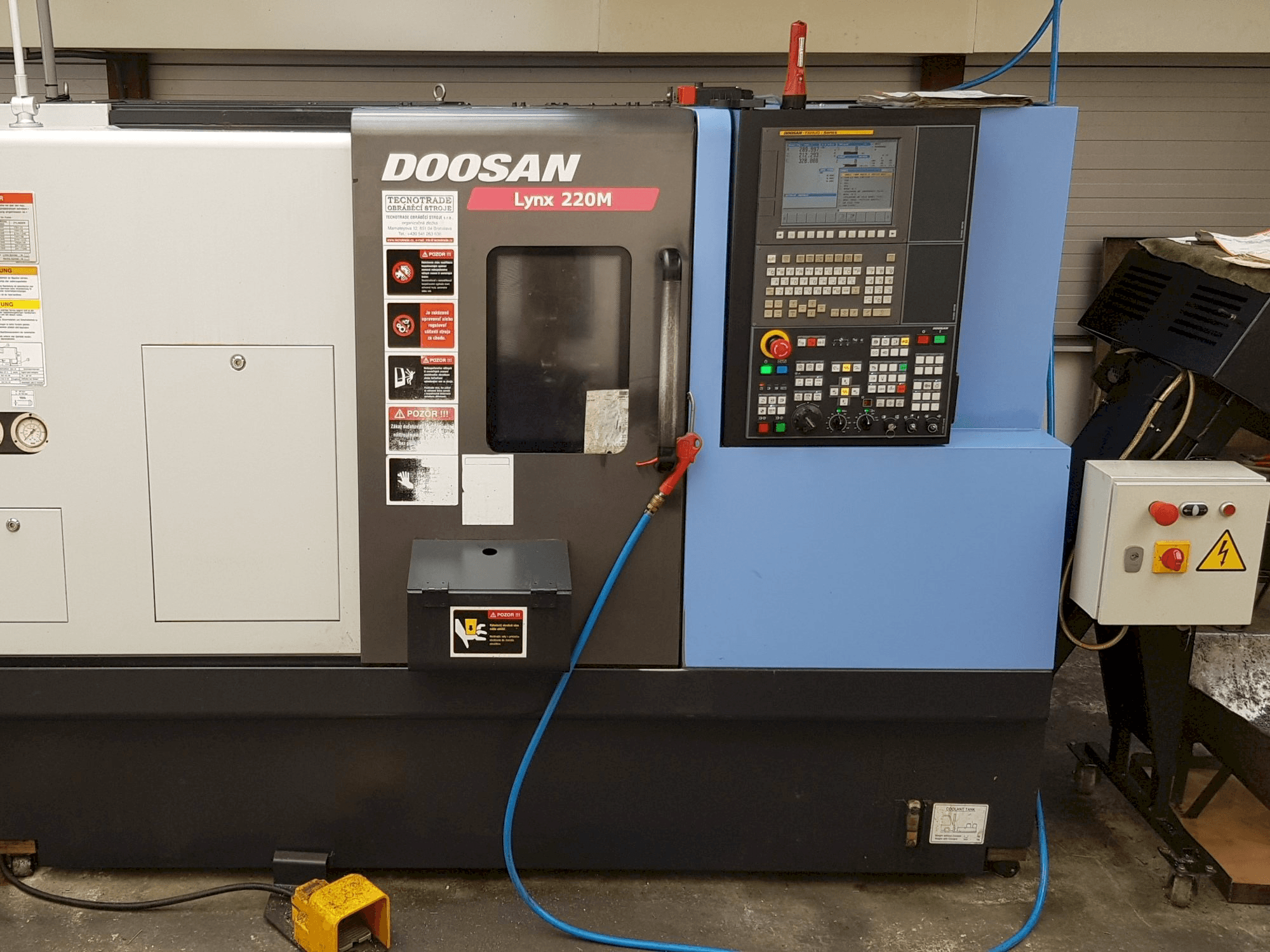 Prikaz stroja Doosan Lynx 220 MA sprijeda