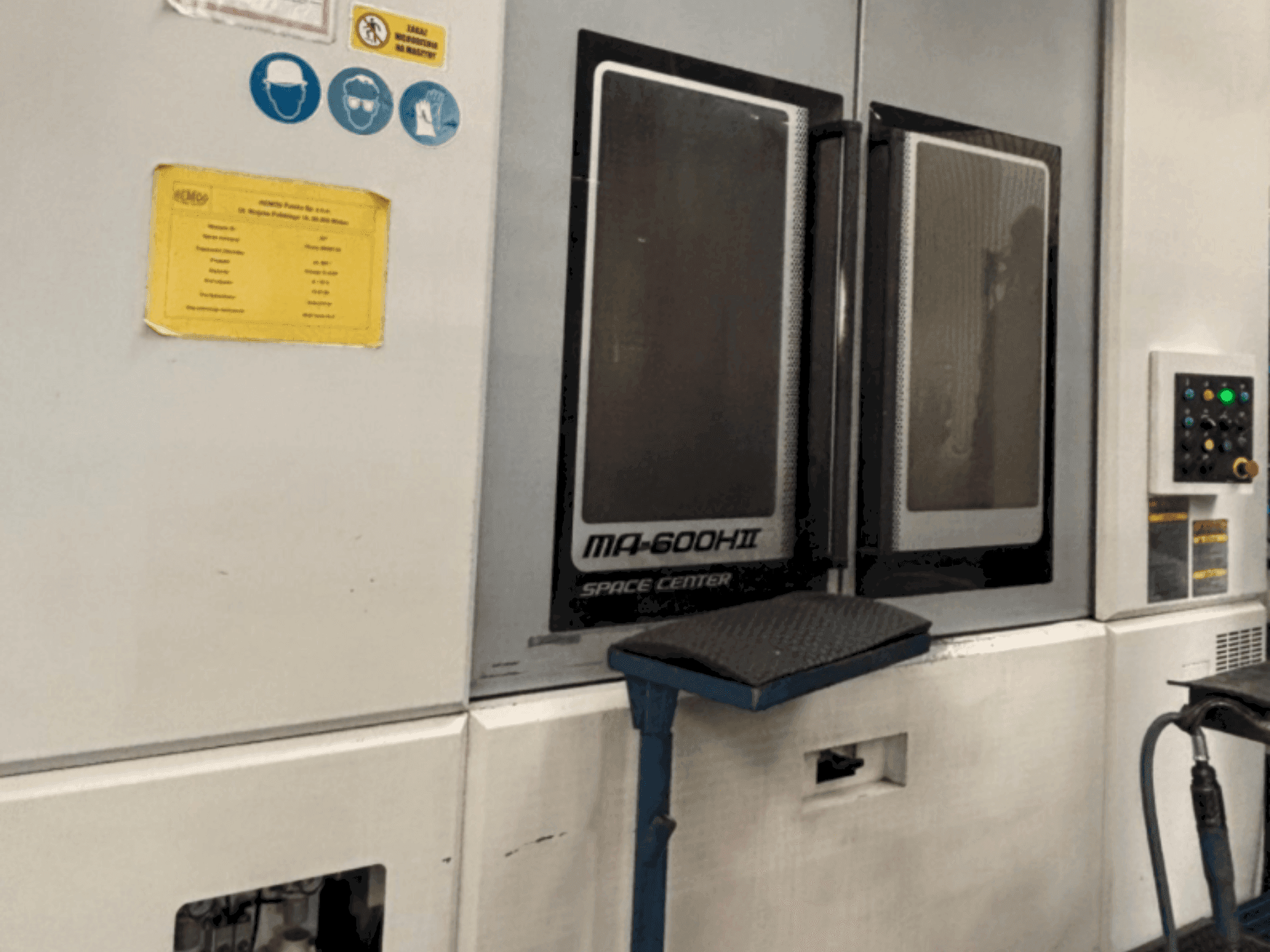 Prikaz stroja Okuma MA 600H II sprijeda