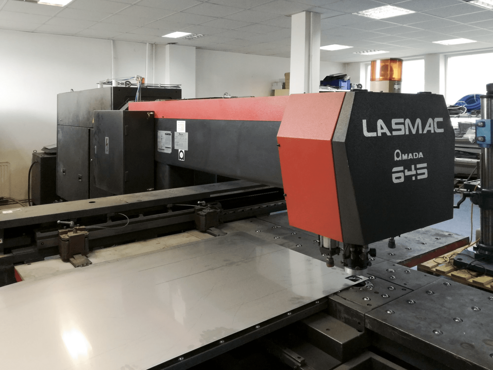 Prikaz stroja AMADA LCE 645 slijeva