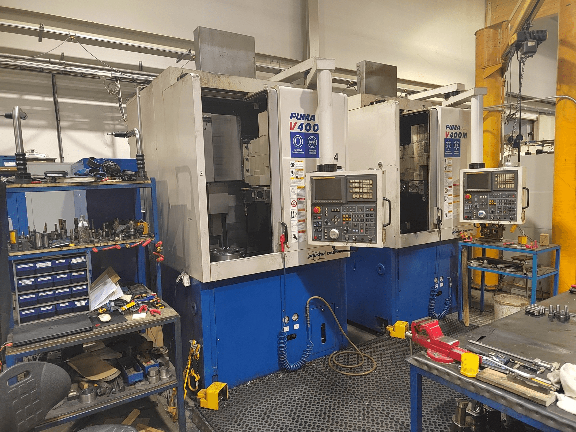 Prikaz stroja Doosan Puma V400M sprijeda
