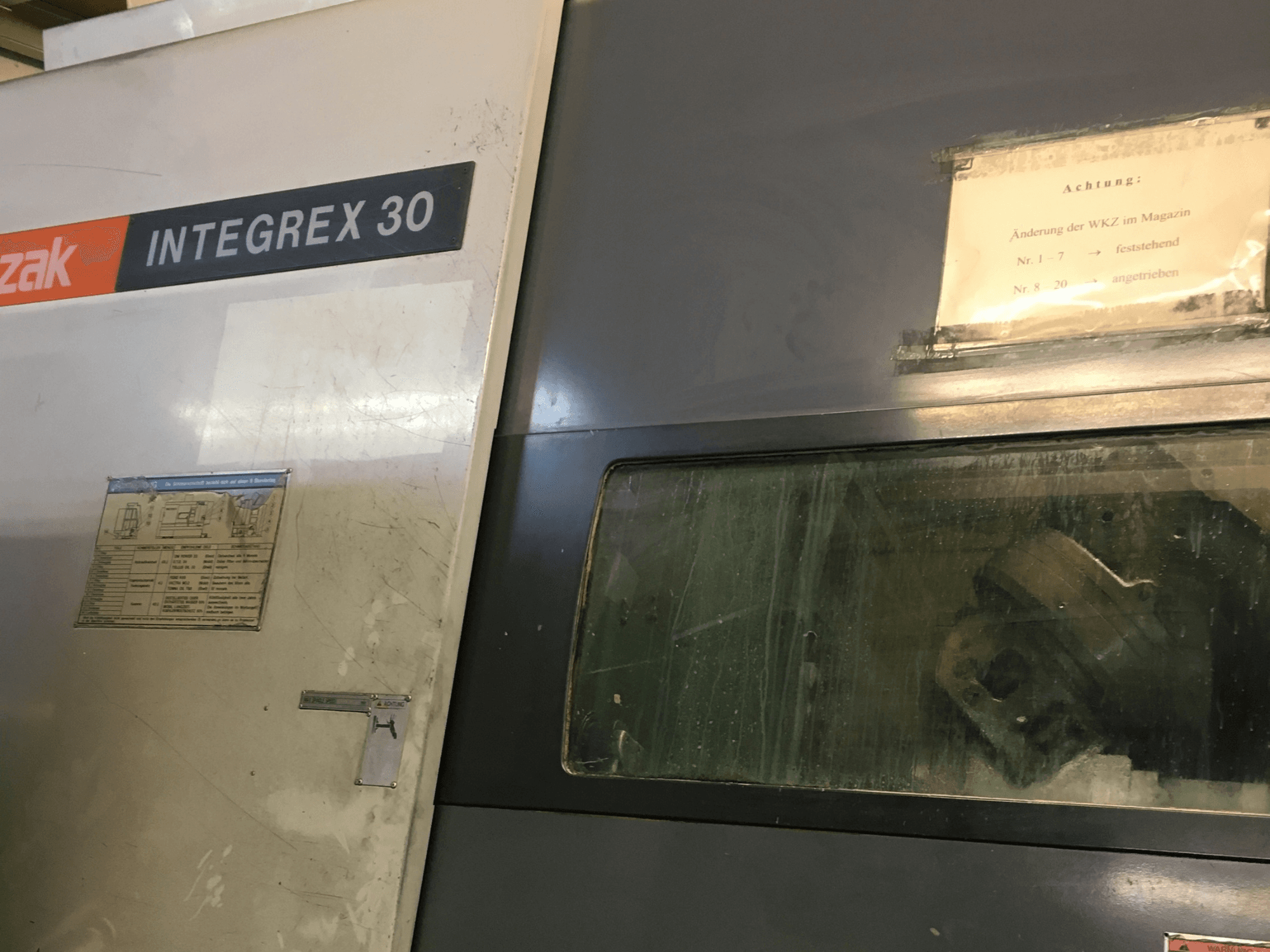 Pogled sprijeda na središte tokarilice-glodalice Mazak Integrex 30 Y Universal 1000, s operativnim kontrolama i vidljivim alatima unutar prozora.