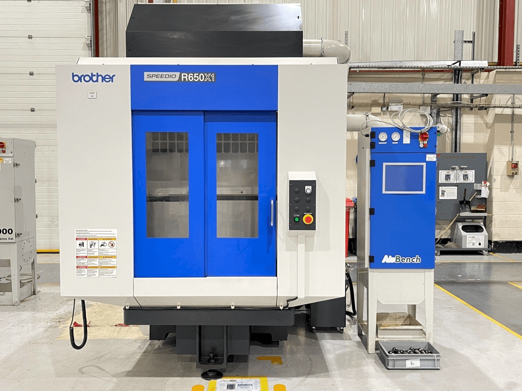 Prikaz stroja Brother SPEEDIO R650X1 sprijeda