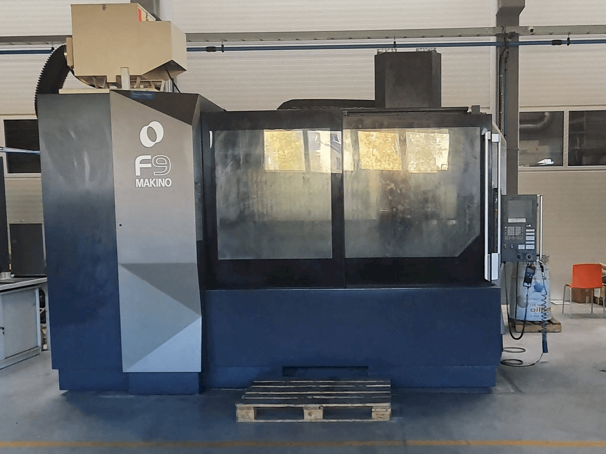 Prikaz stroja Makino F9 sprijeda