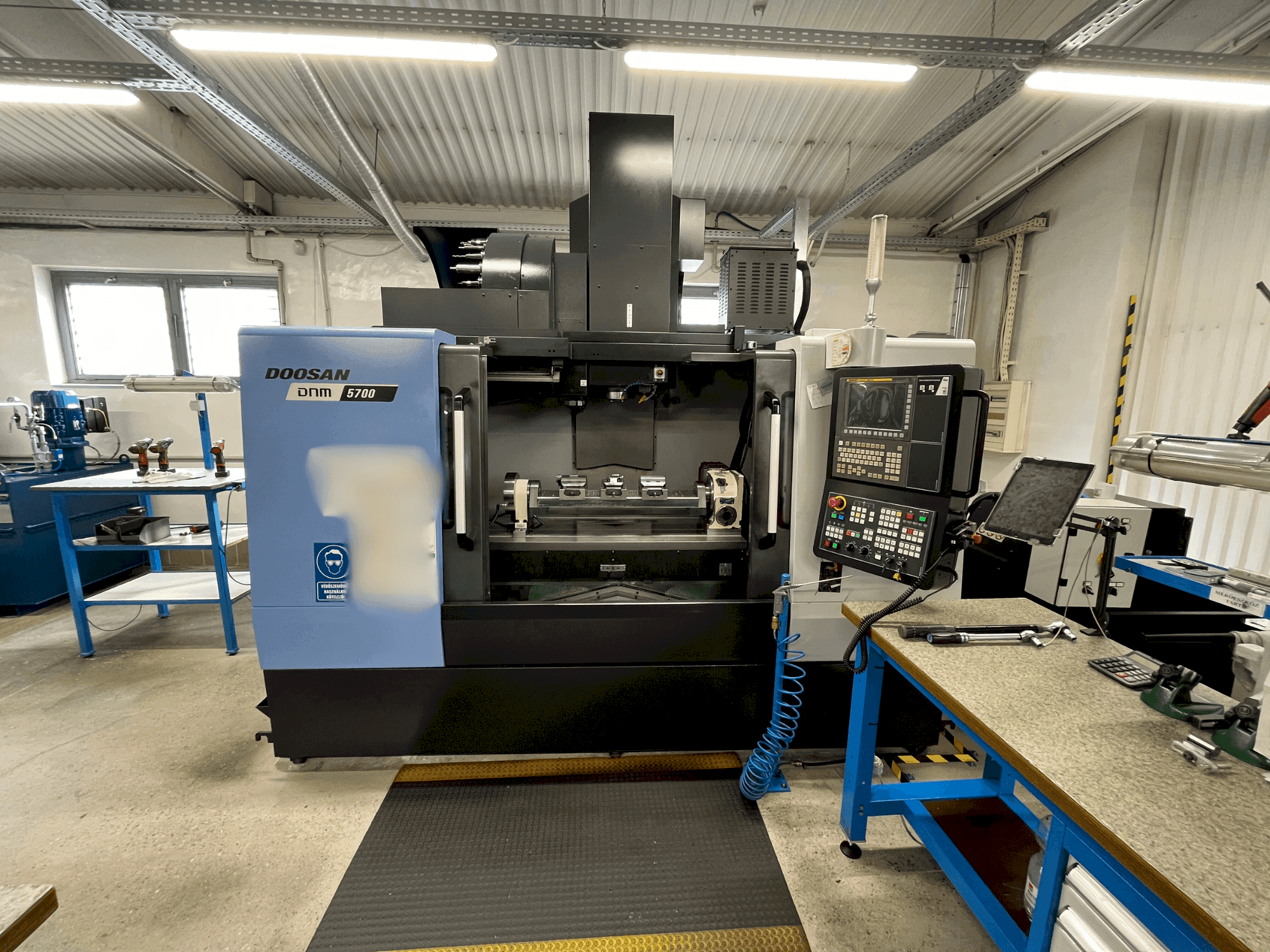 Prikaz stroja DOOSAN DNM 5700 sprijeda