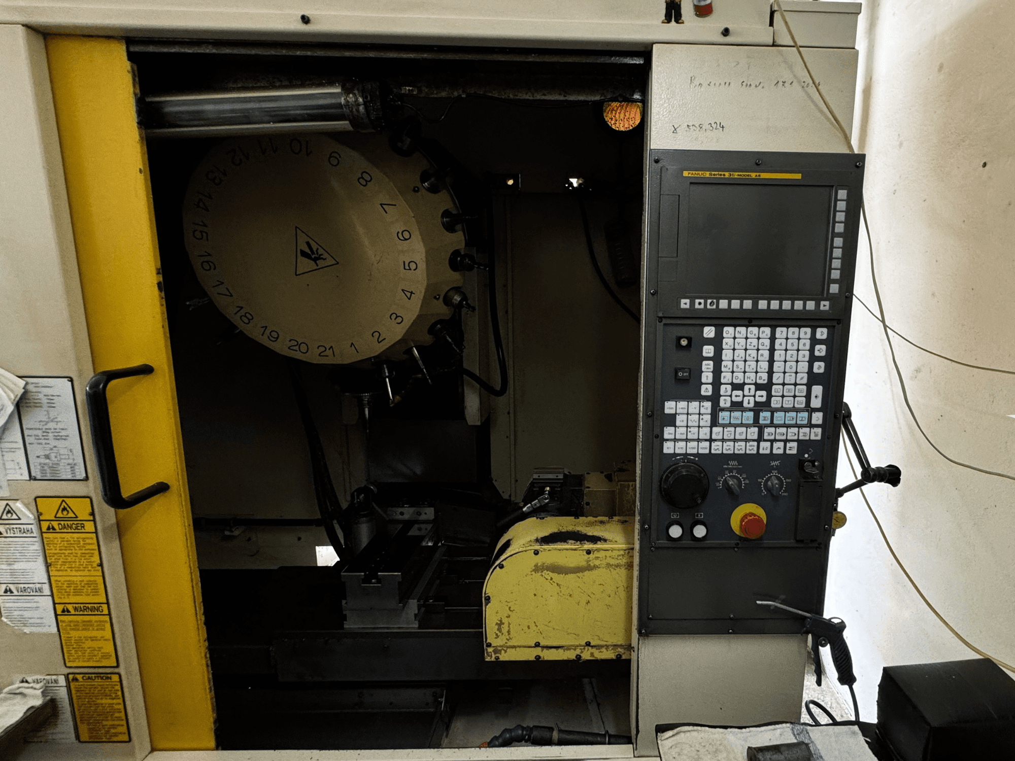 Vertikalni obradni centar FANUC Robodrill alpha-T21iFL, prednji pogled s upravljačkom pločom i spremnikom alata.