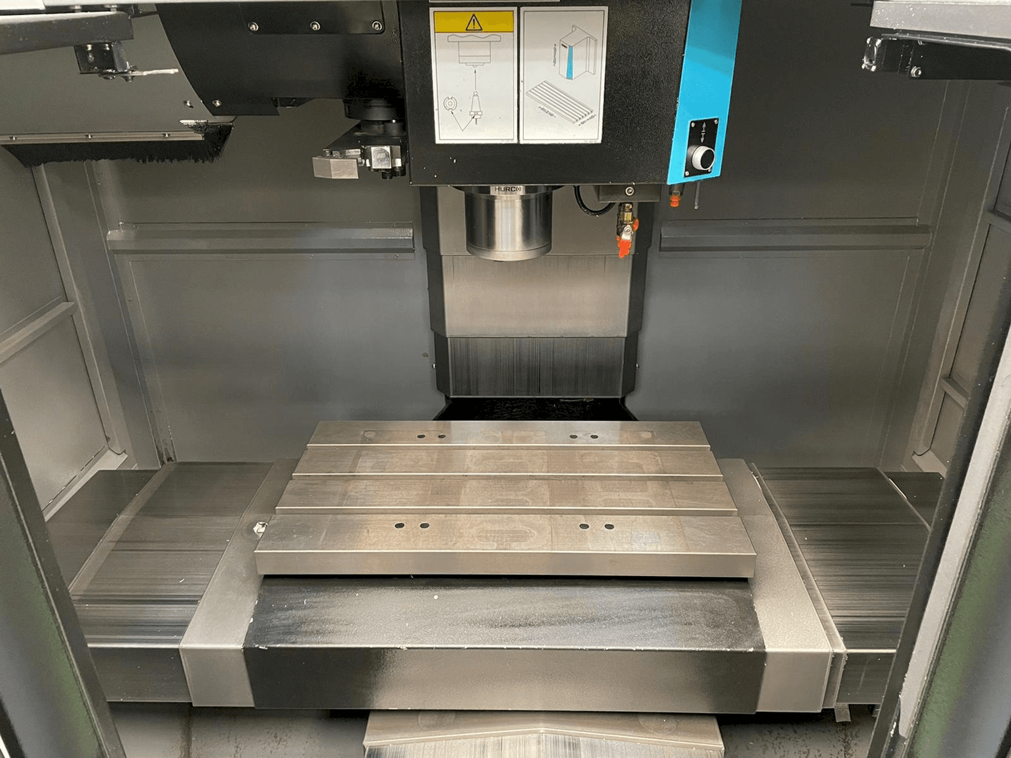 Prikaz stroja Hurco VM 10i sprijeda