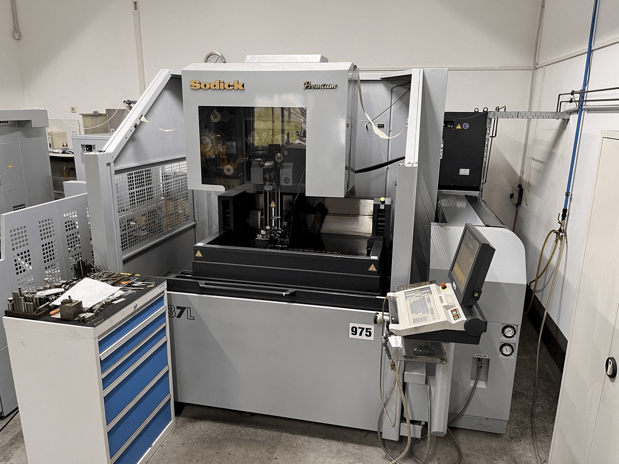 Prikaz stroja Sodick AQ537L sprijeda