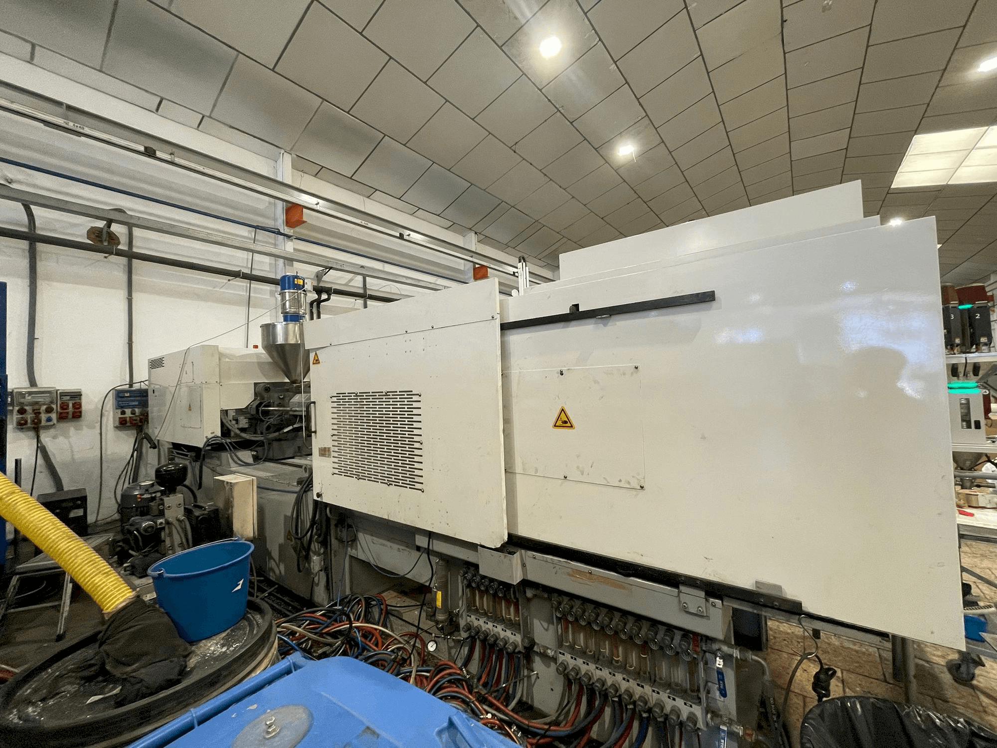 Prikaz stroja Toyo Si-280-V slijeva