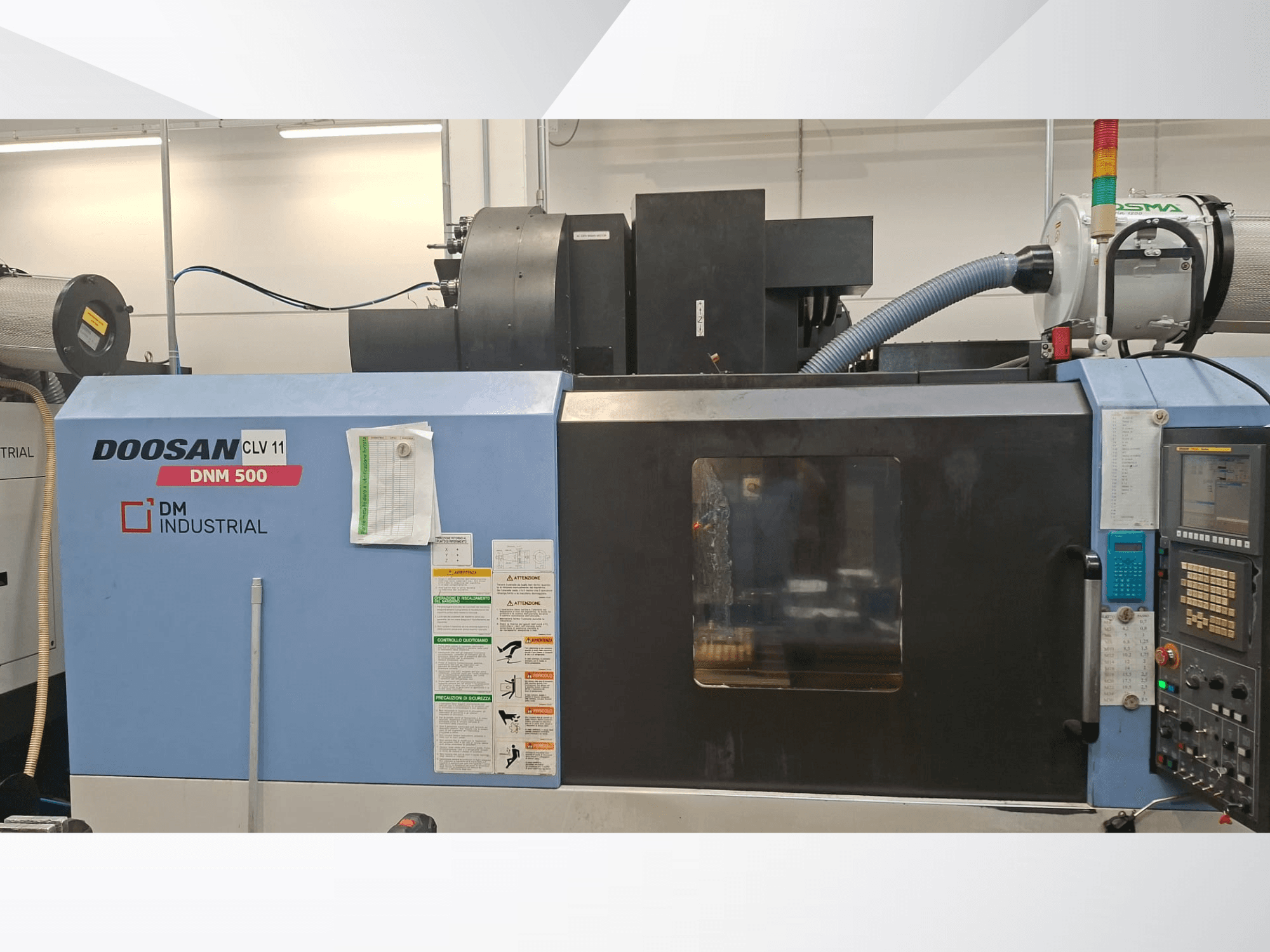 Vertikalni obradni centar DOOSAN DNM 500 u bočnom pogledu, s upravljačkom pločom i operativnim dijelovima.