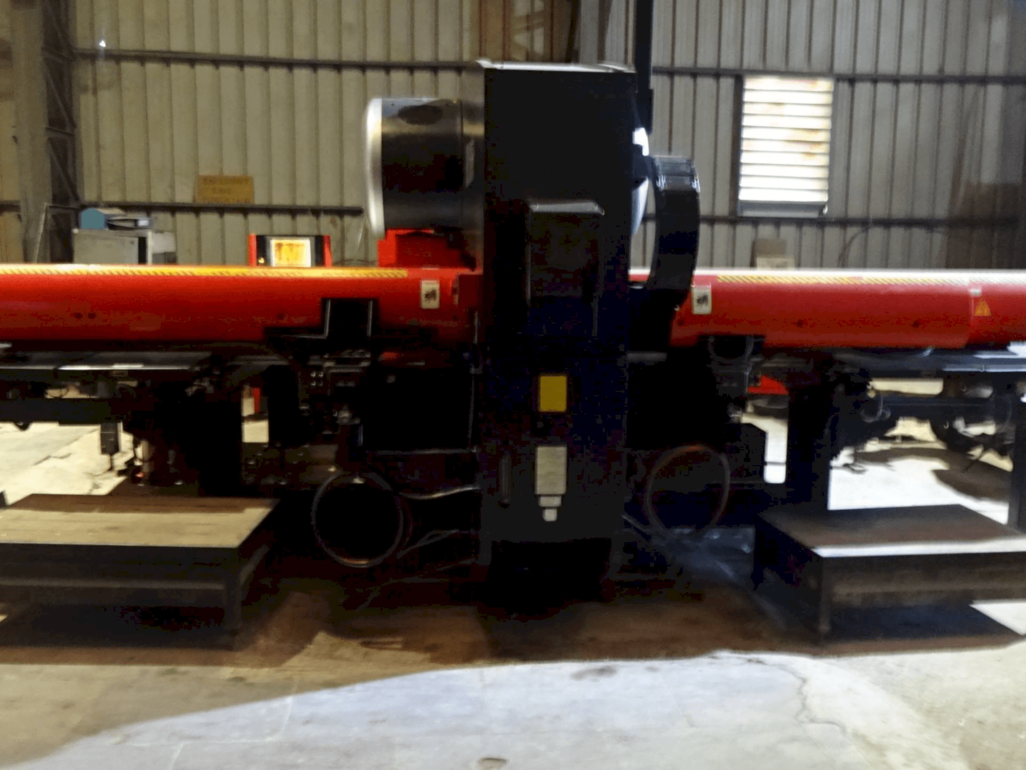 Prikaz stroja AMADA EM 2510 NT sprijeda