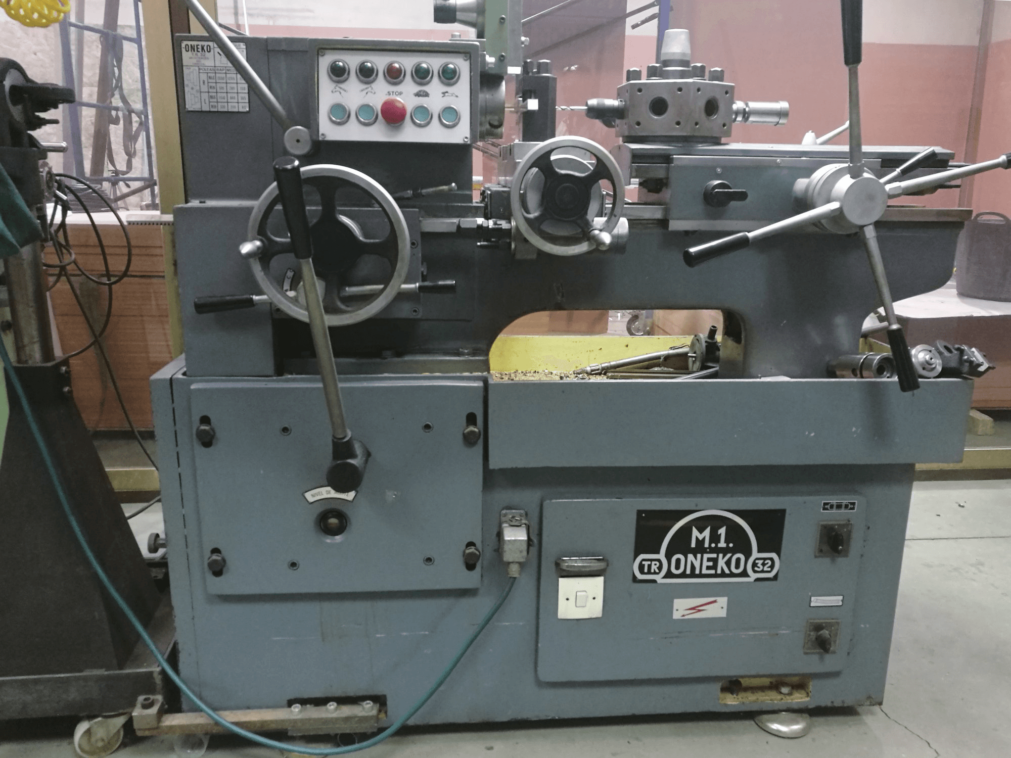 Prikaz stroja ONEKO 32 sprijeda