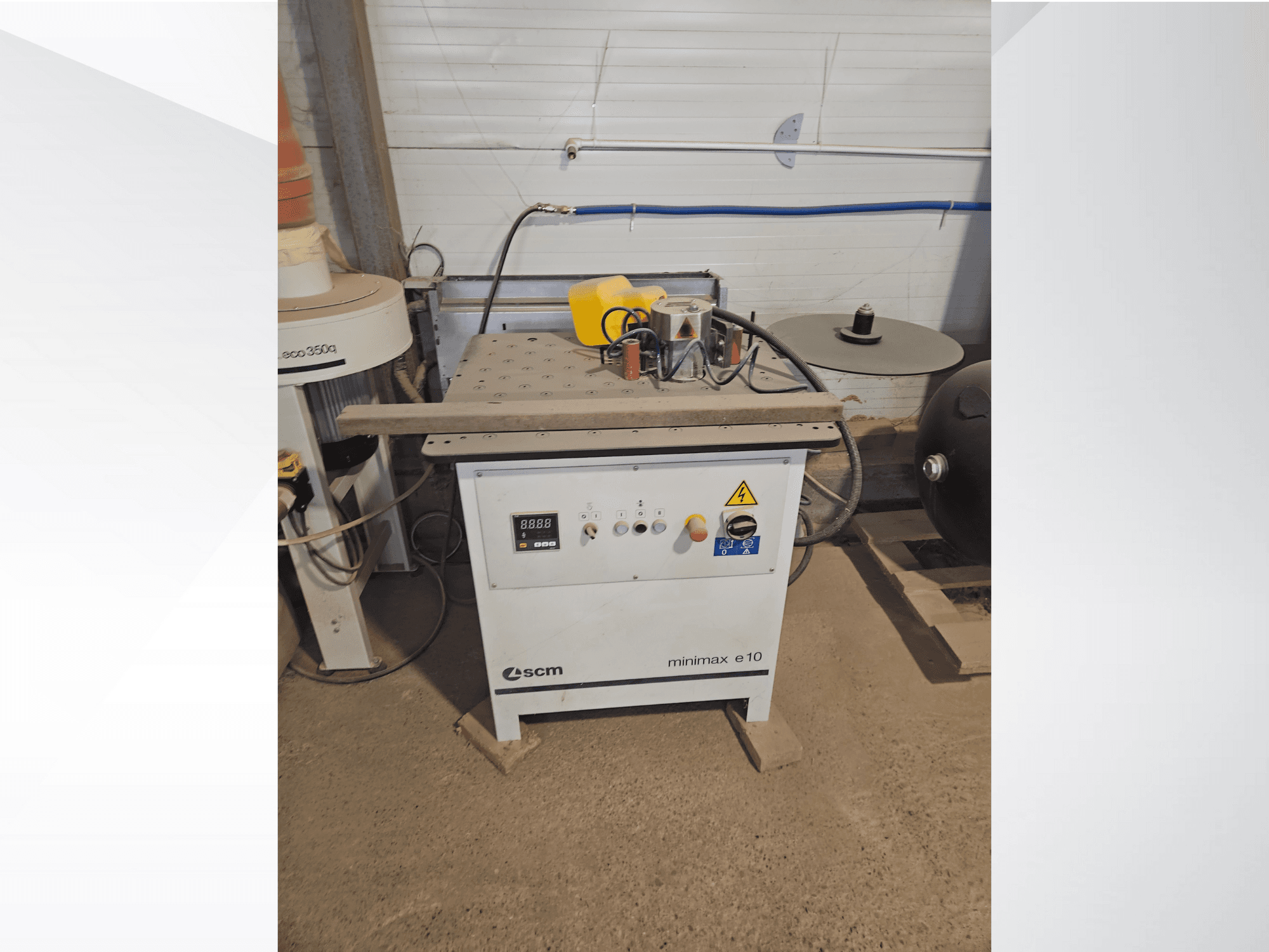 SCM Minimax E10 stroj za obradu drveta, prednji pogled, s upravljačkom pločom, otvorom za prašinu i podesivom radnom površinom.