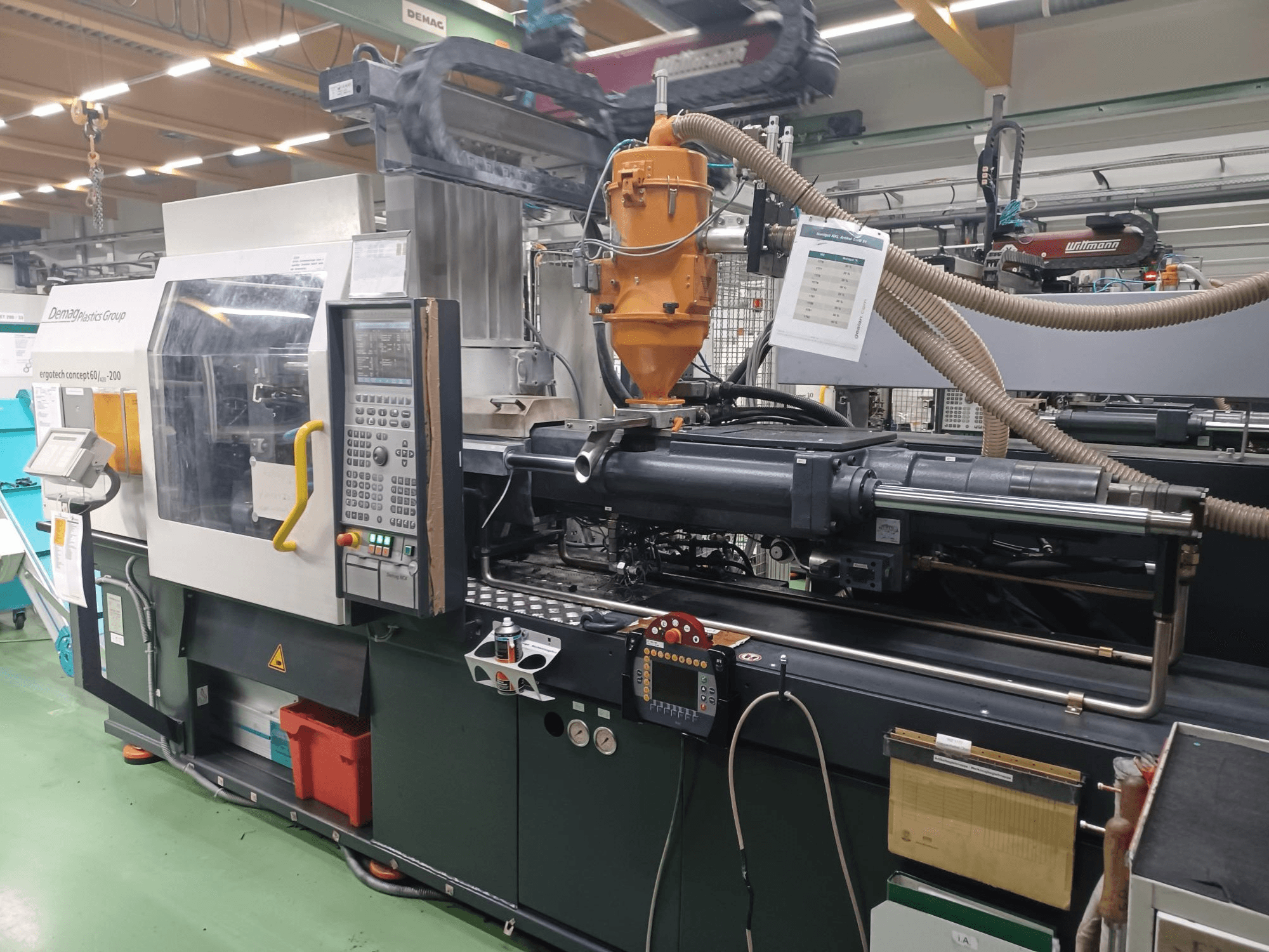 Stroj za brizganje plastike Demag Ergotech 200, prednji pogled, s vidljivim upravljačkom pločom, mlaznicom i operativnim komponentama.