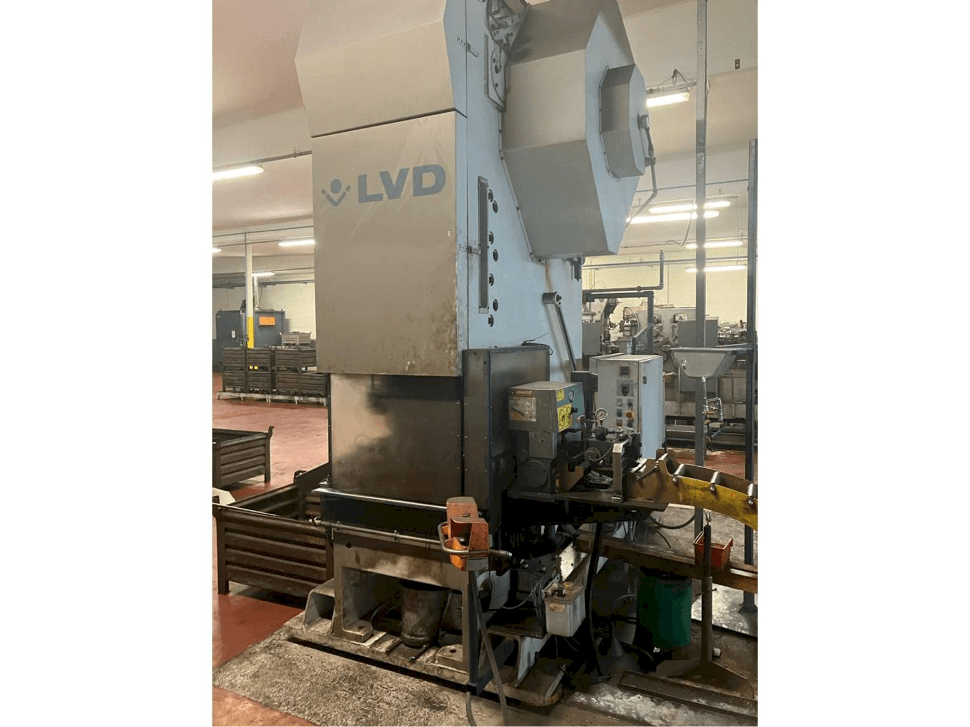 Prikaz stroja LVD DVDF 160T sprijeda