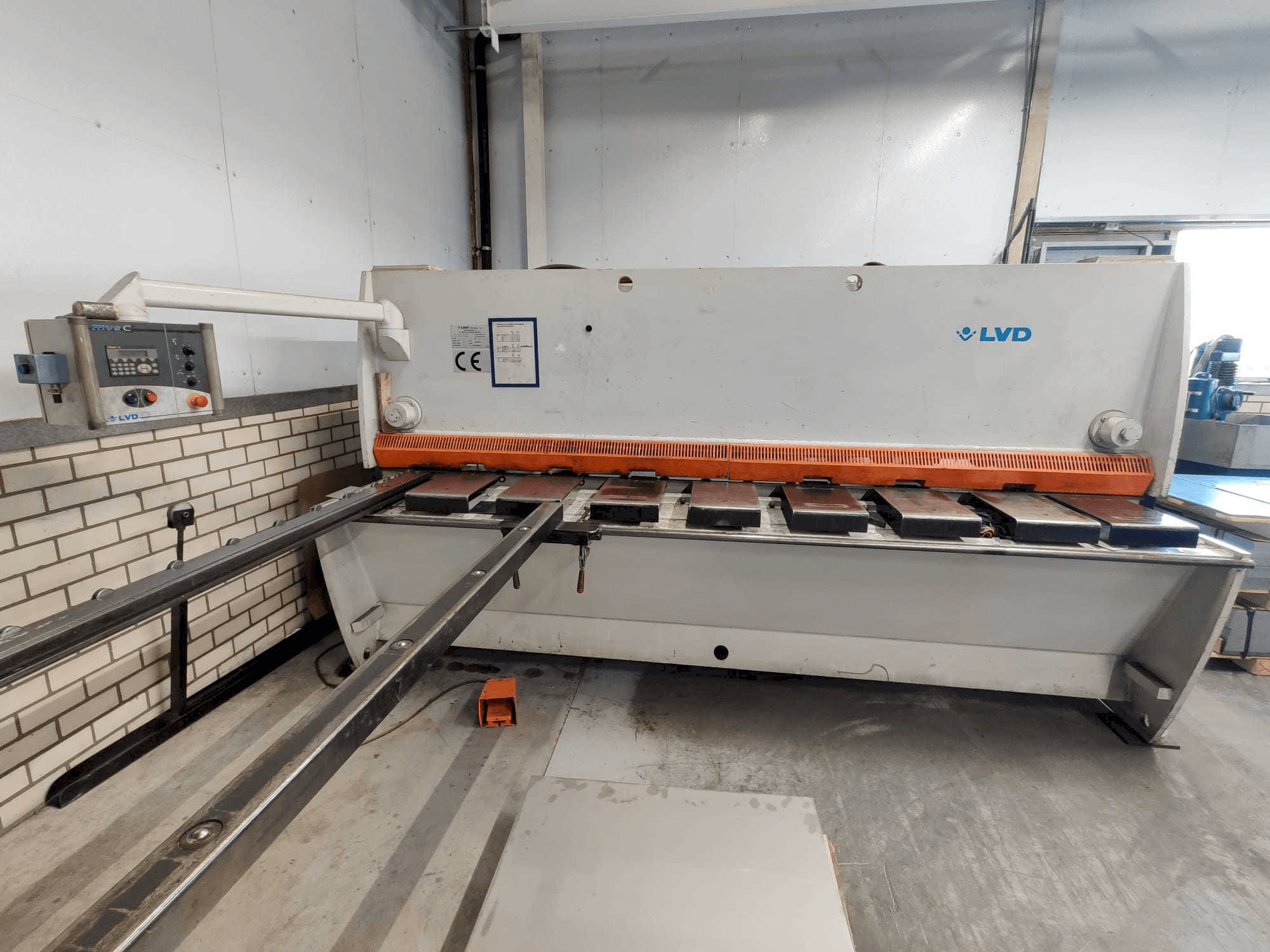 Prikaz stroja LVD MVSC 06/31 sprijeda