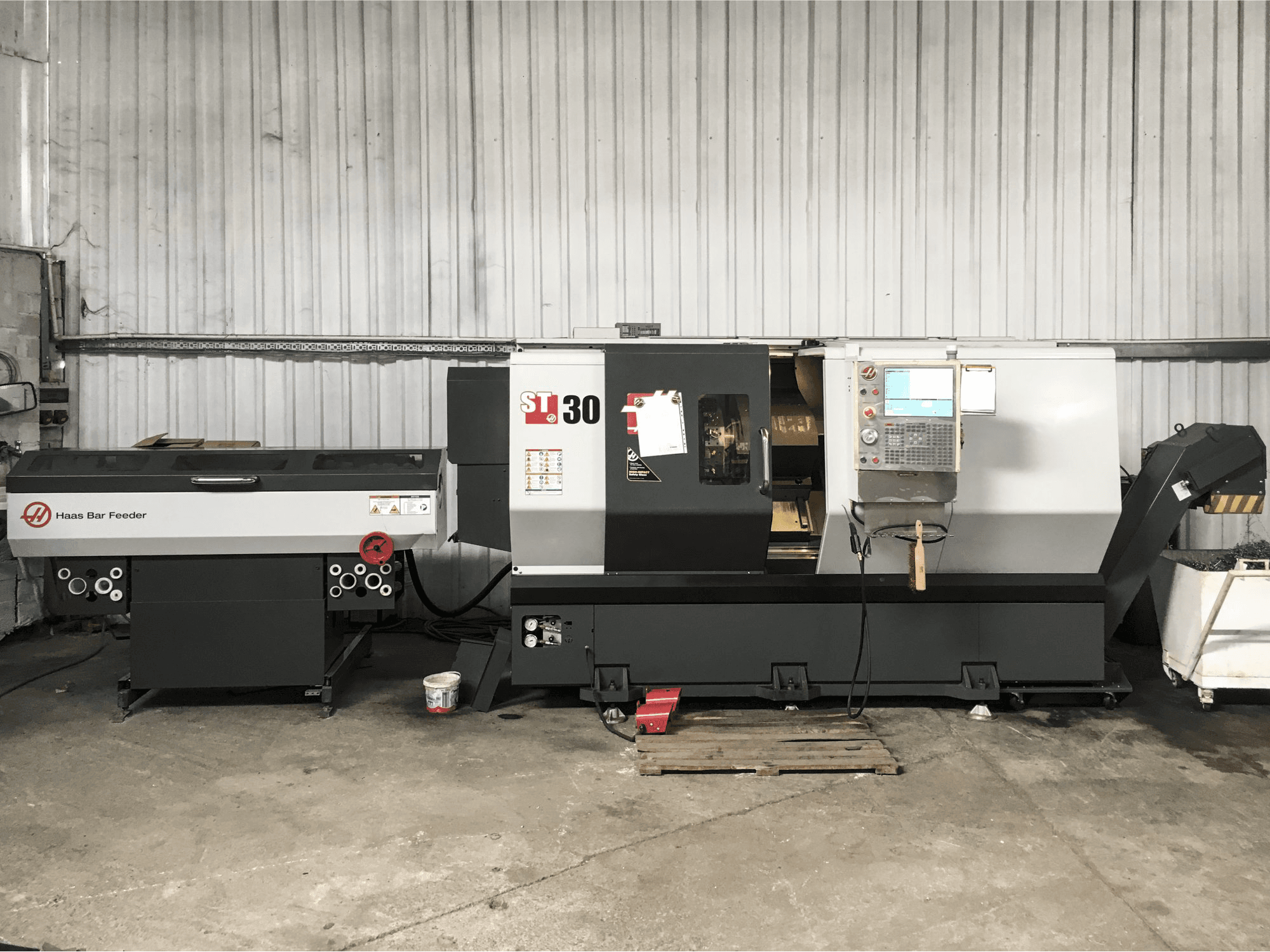 Prikaz stroja HAAS ST-30 sprijeda