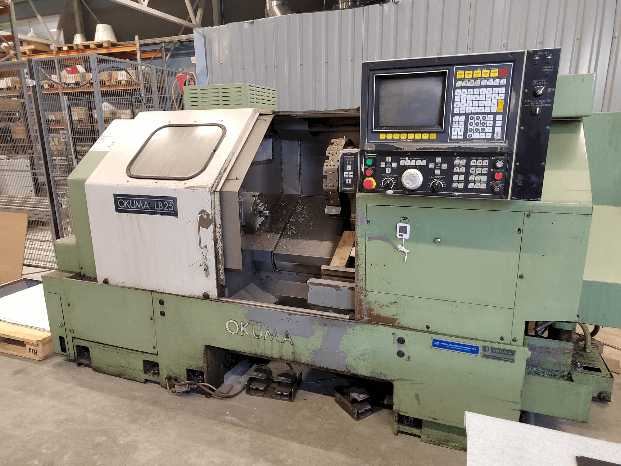 Prikaz stroja Okuma LB25 sprijeda