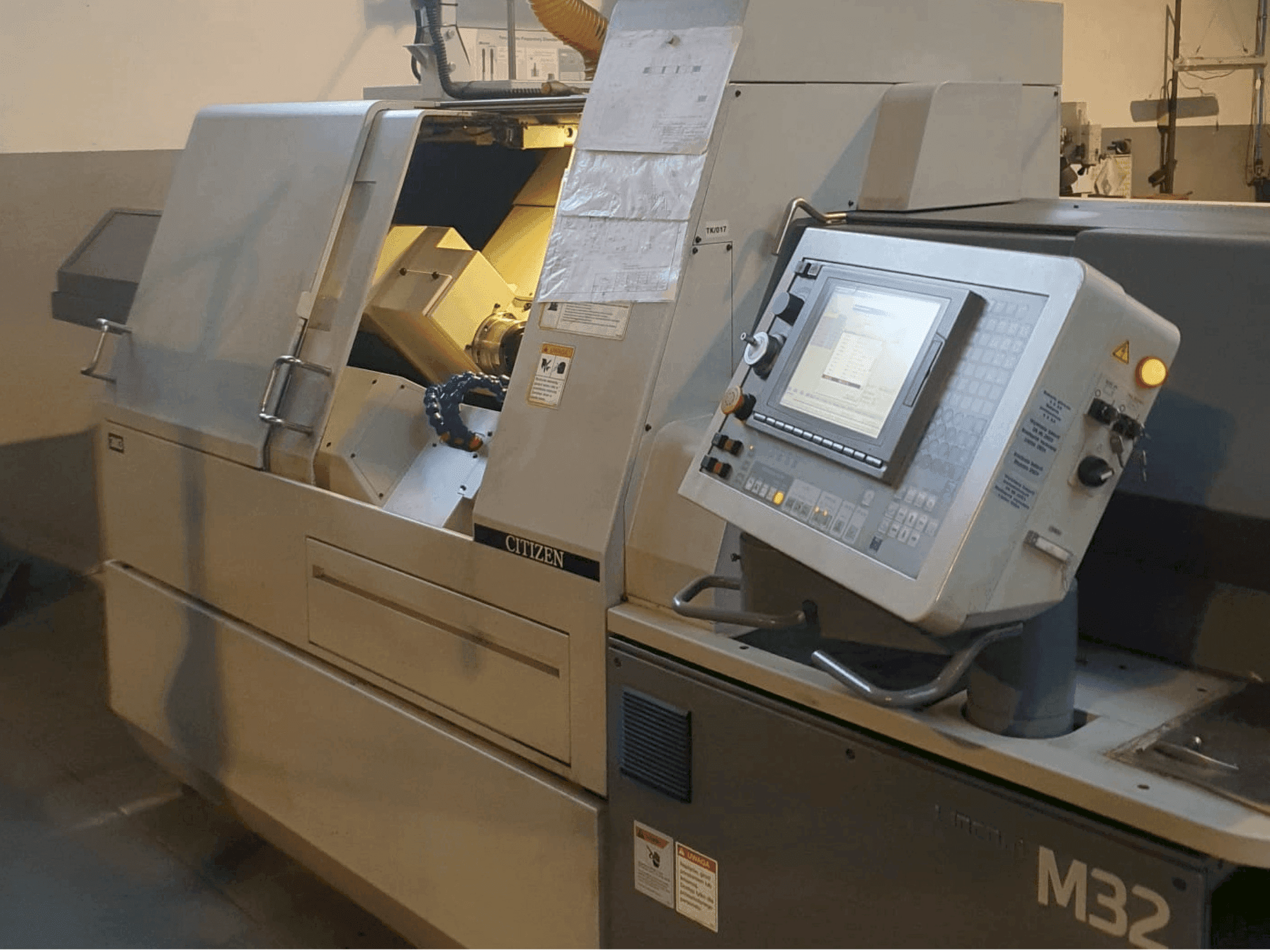 Prikaz stroja Citizen M32 III sprijeda