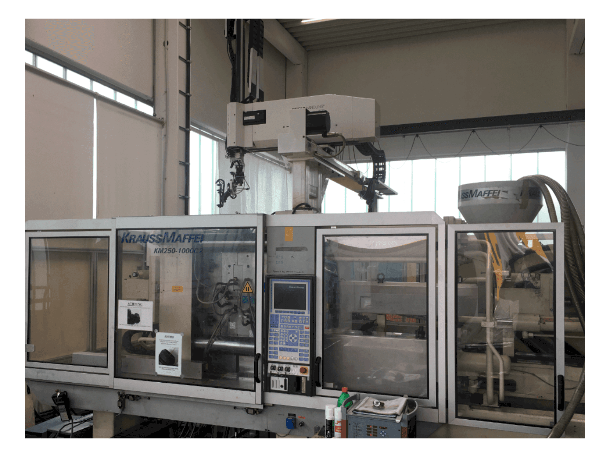 Prikaz stroja Krauss Maffei 250-1000 C2 sprijeda