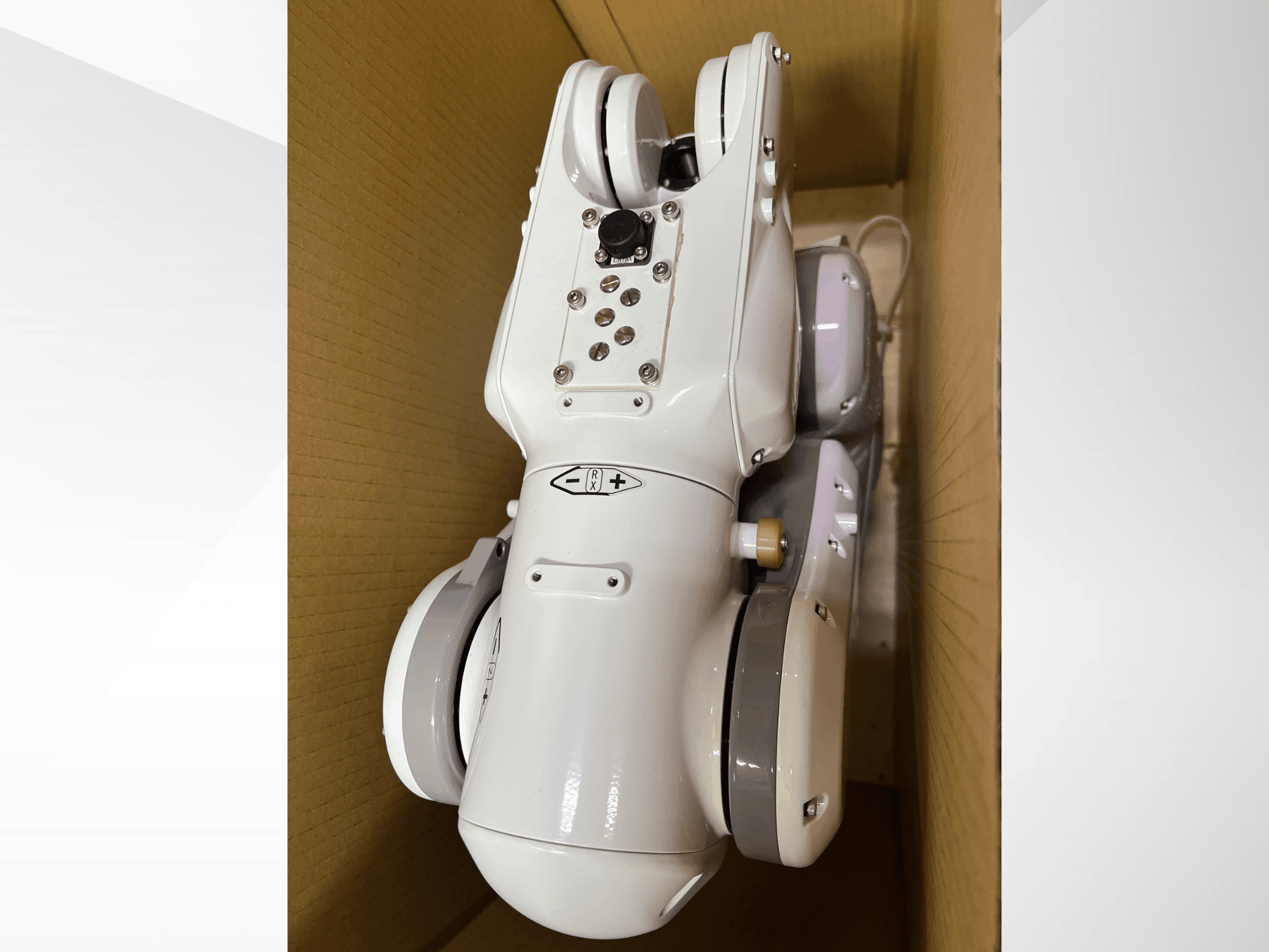 Robotska ruka NACHI MZ04D gledana odozgo, s elegantnim bijelim dizajnom i upravljačkom pločom s gumbima i indikatorima.