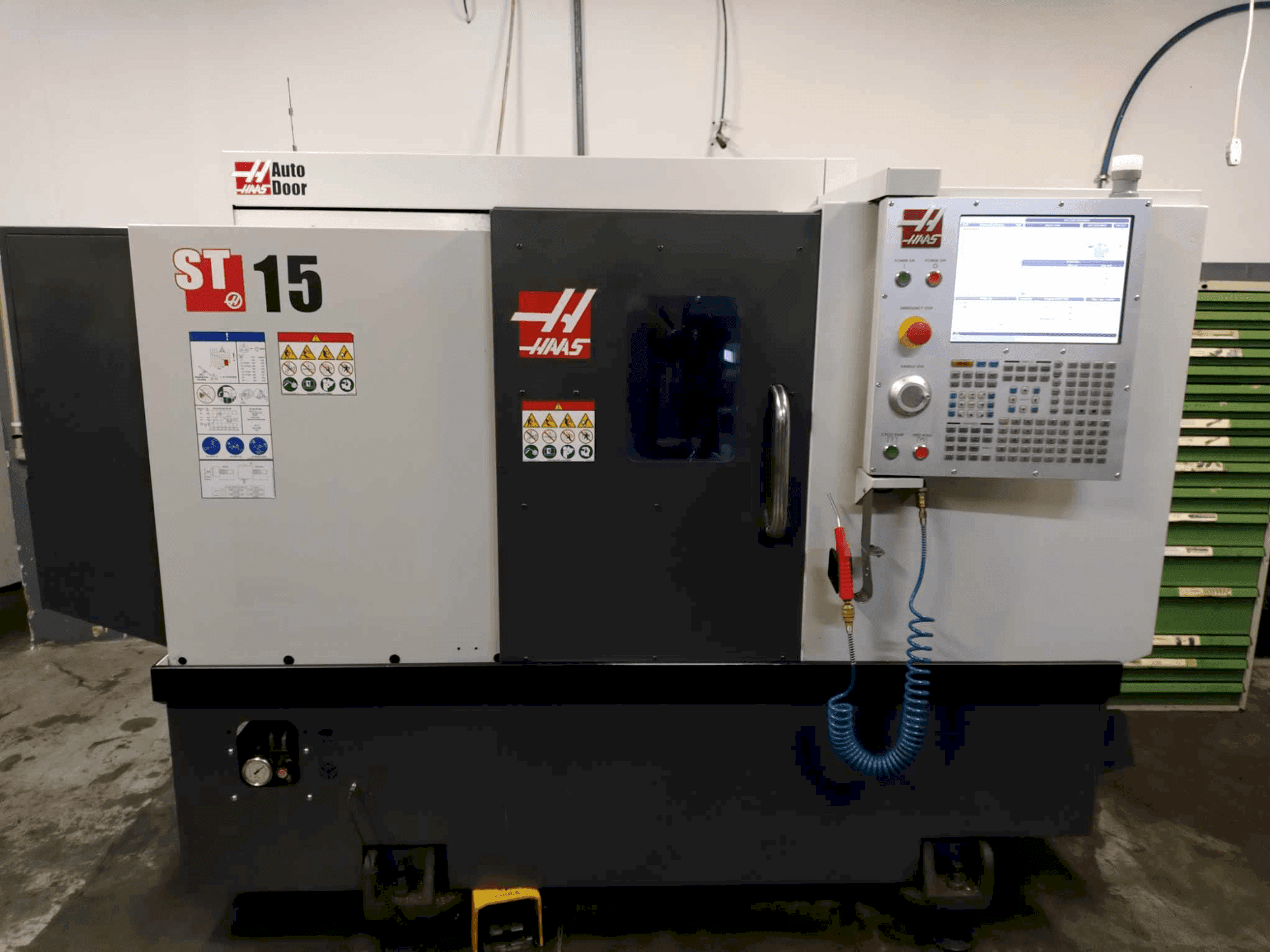 Prikaz stroja HAAS ST-15 sprijeda