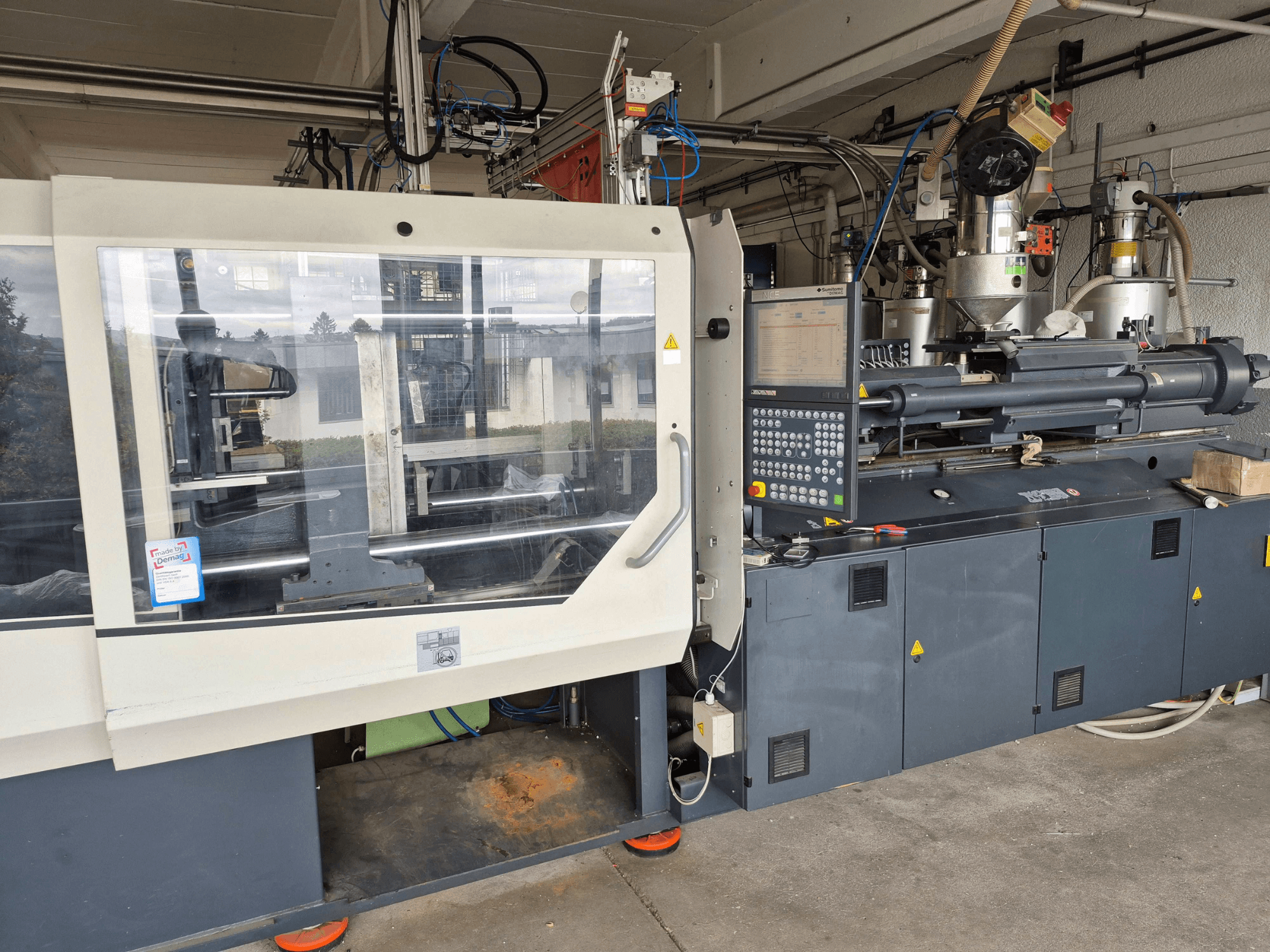 Hidraulički stroj za brizganje plastike, SUMITOMO SHI DEMAG Systec 210/580-1450, prednji pogled s upravljačkom pločom i vidljivim komponentama.