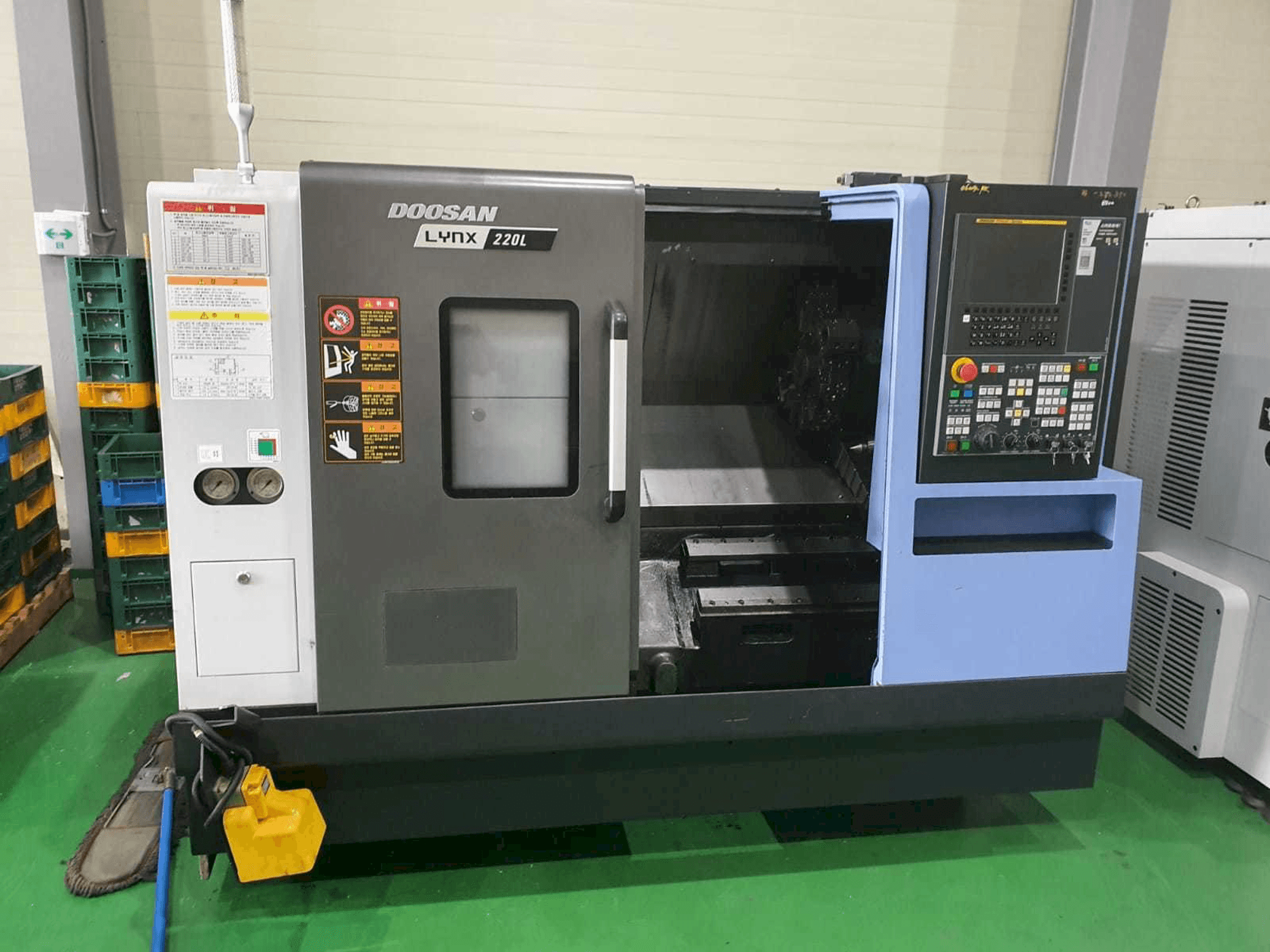 Prikaz stroja Doosan LYNX 220 LC sprijeda