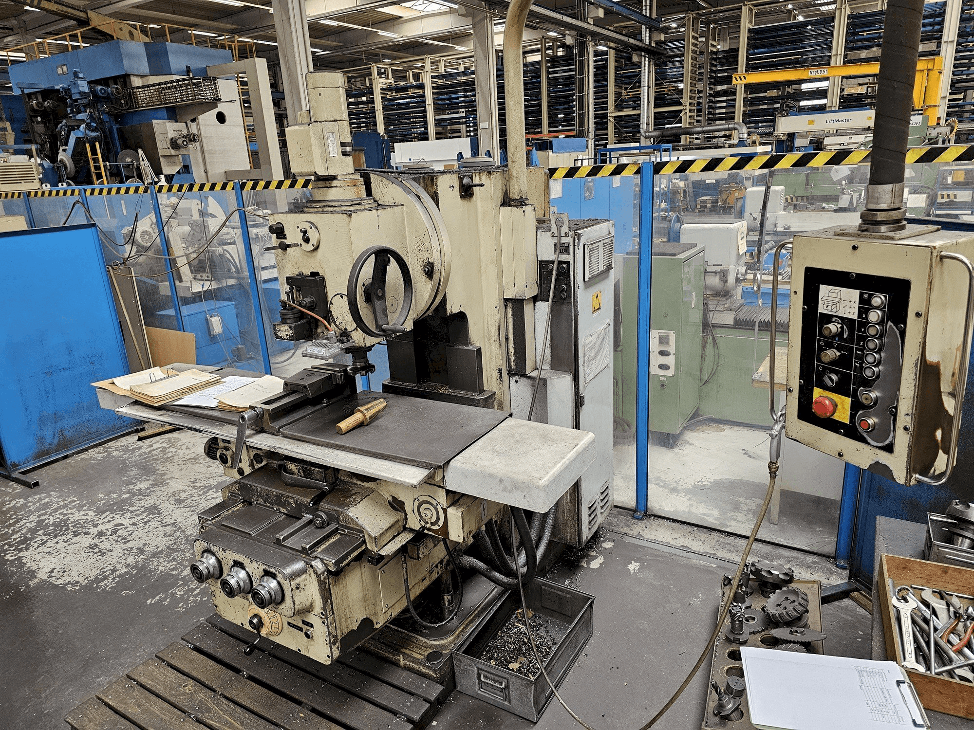 Prikaz stroja VEB FSS 400/E sprijeda